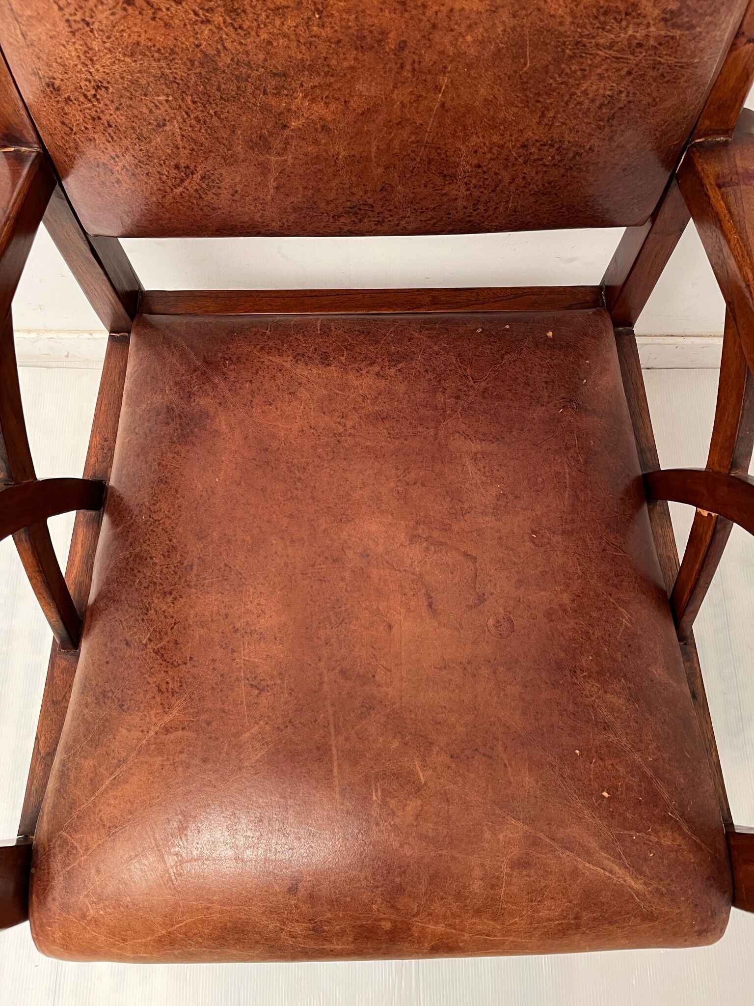 Paire de fauteuils style colonial en tech et cuir vintage
