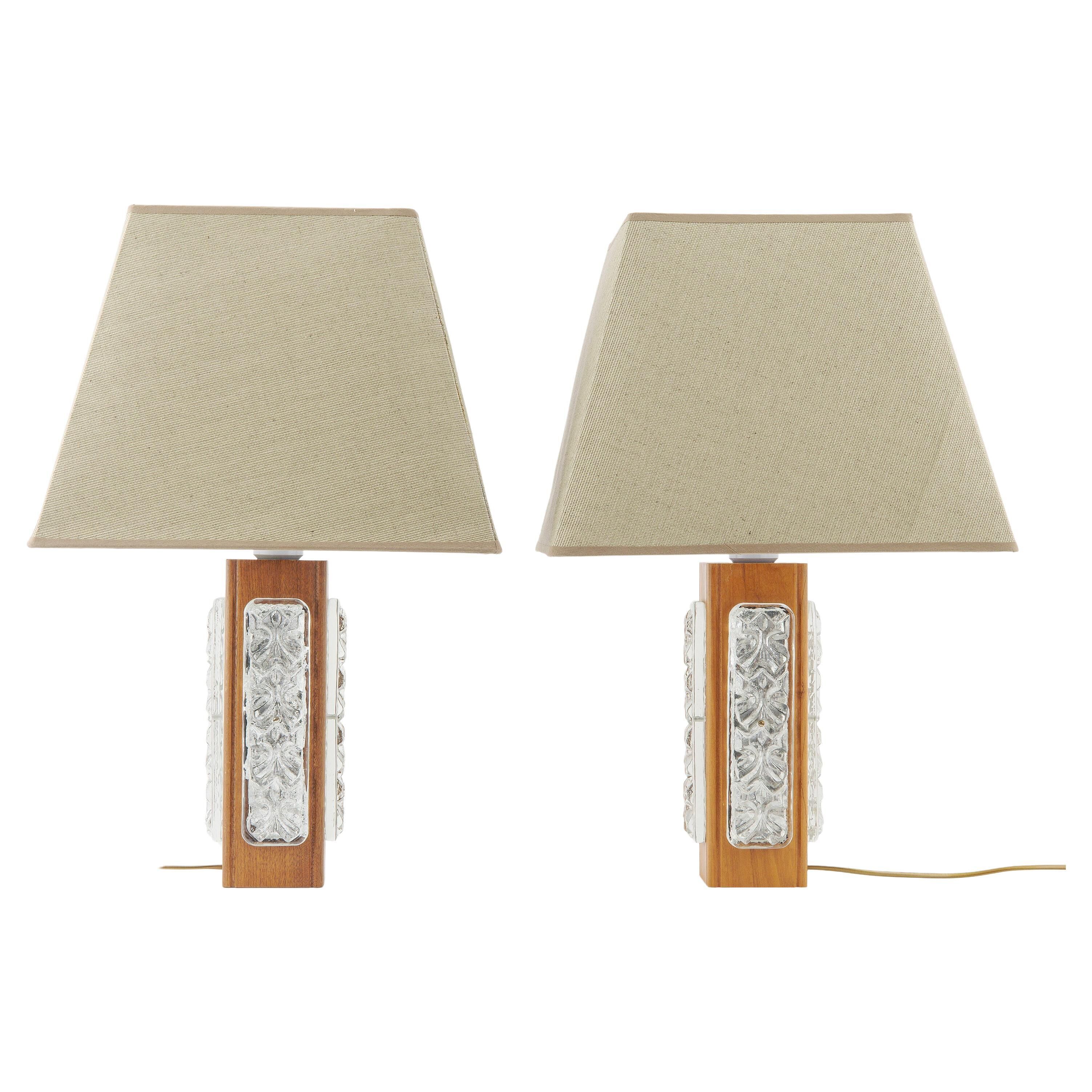 Paire de lampes de table en verre moulé et teck  Suède 1960