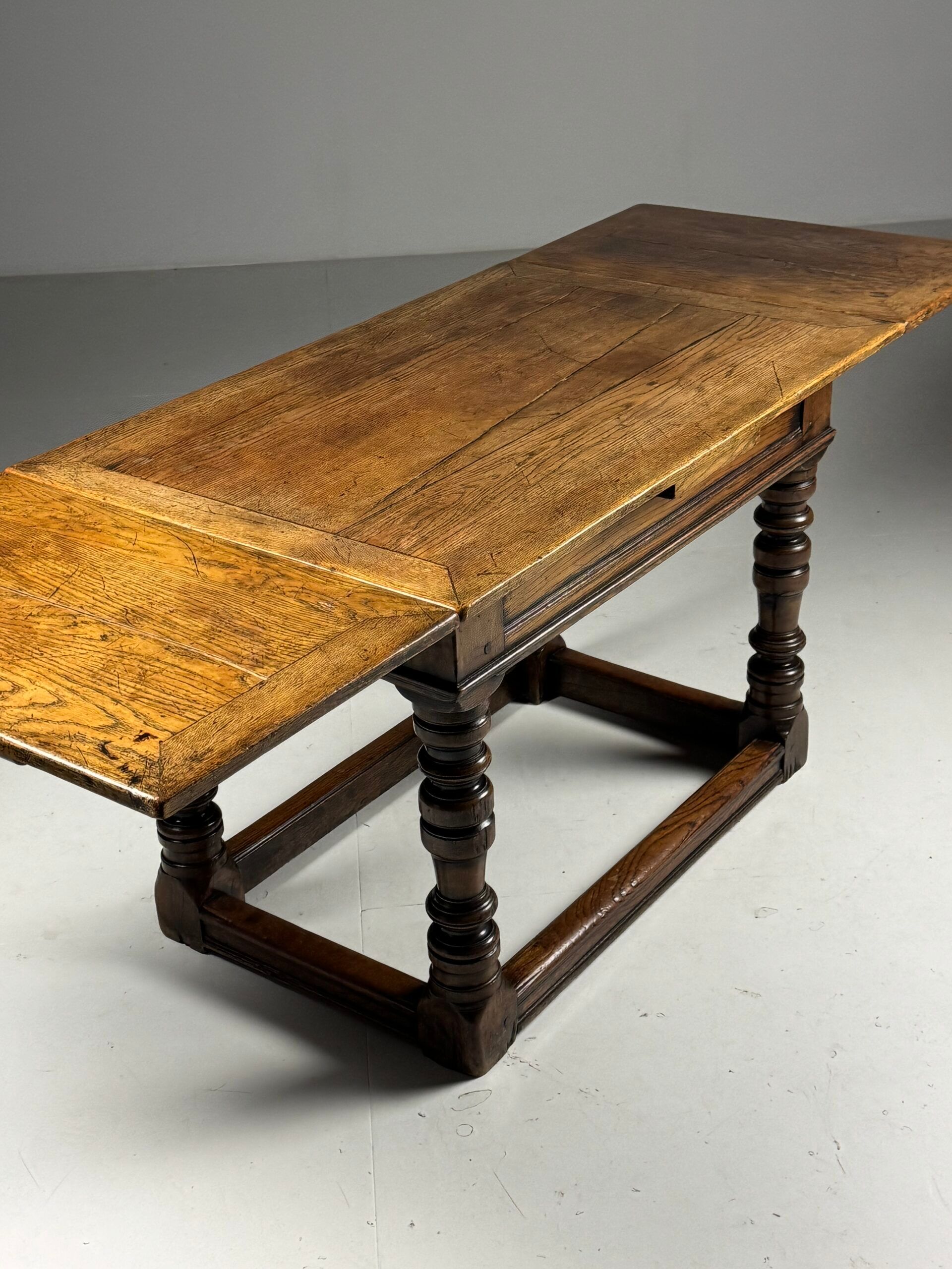 English extendable table ca. 1700