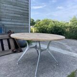 Table ronde en bois de teck et pied central en métal