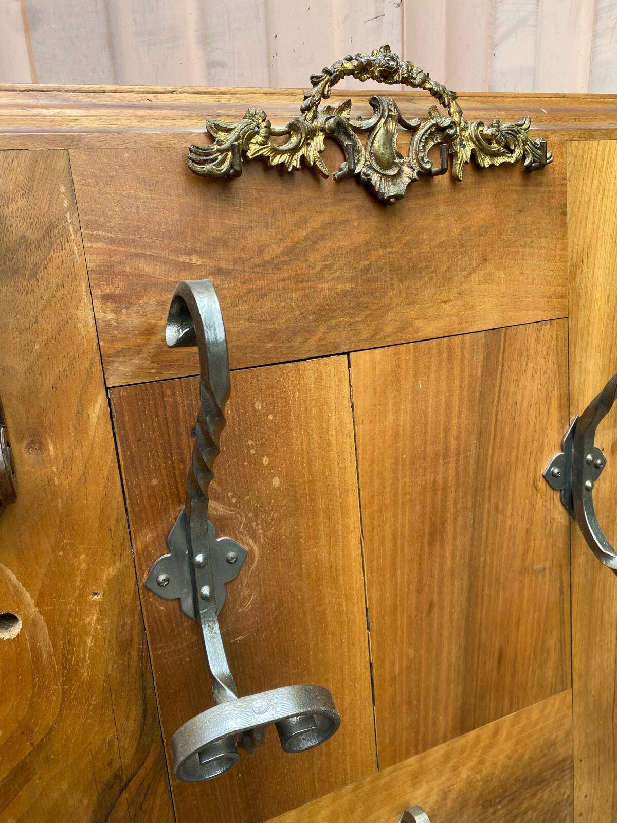 Vintage coat rack wardrobe in solid walnut from the 1930s.