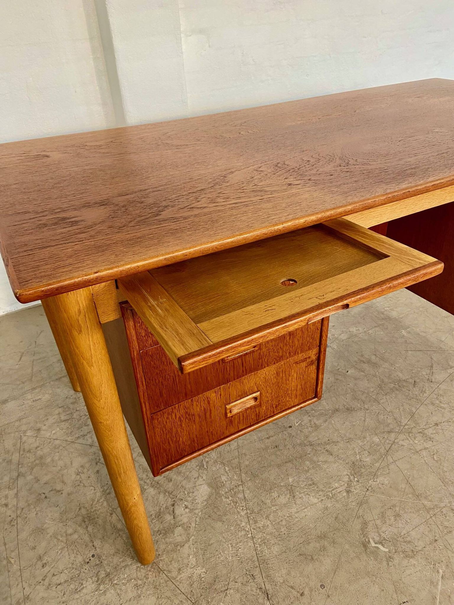Vintage Danish desk in teak and oak by Børge Mogensen for Søborg Møbelfabrik, 1960s.