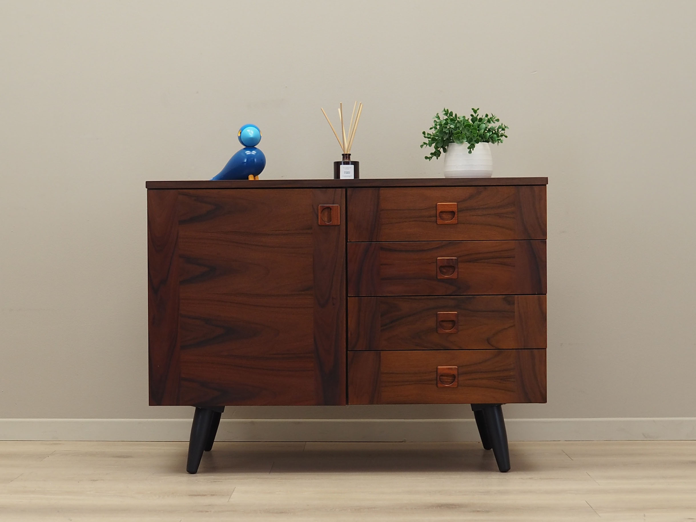 Buffet en noyer, design danois, années 1970, production: Danemark