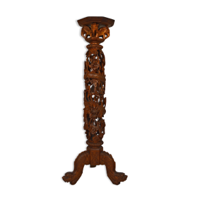 Sellette haute indochinoise en bois sculpté à thème mythologique