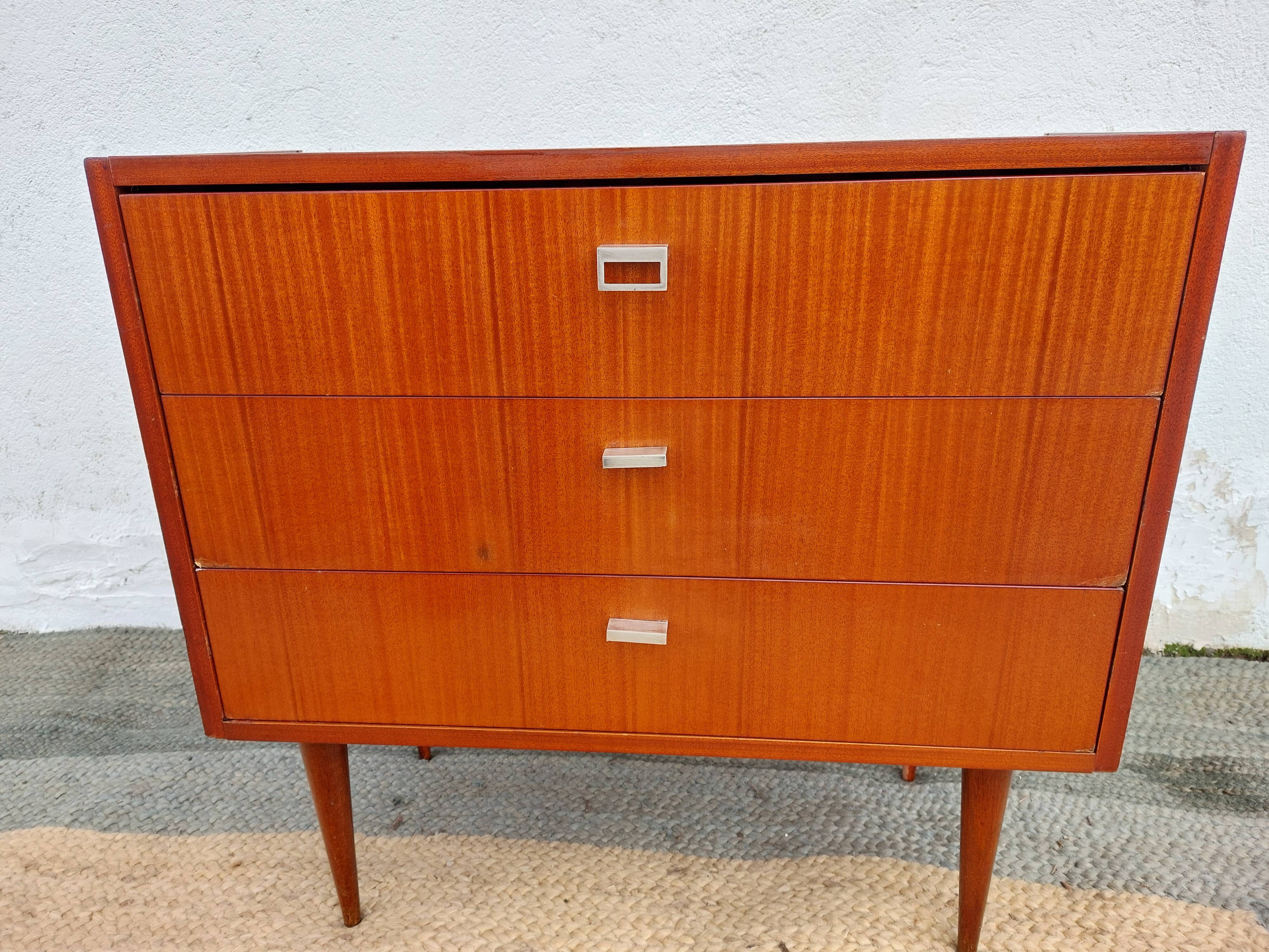 Vintage tapered leg chest of drawers