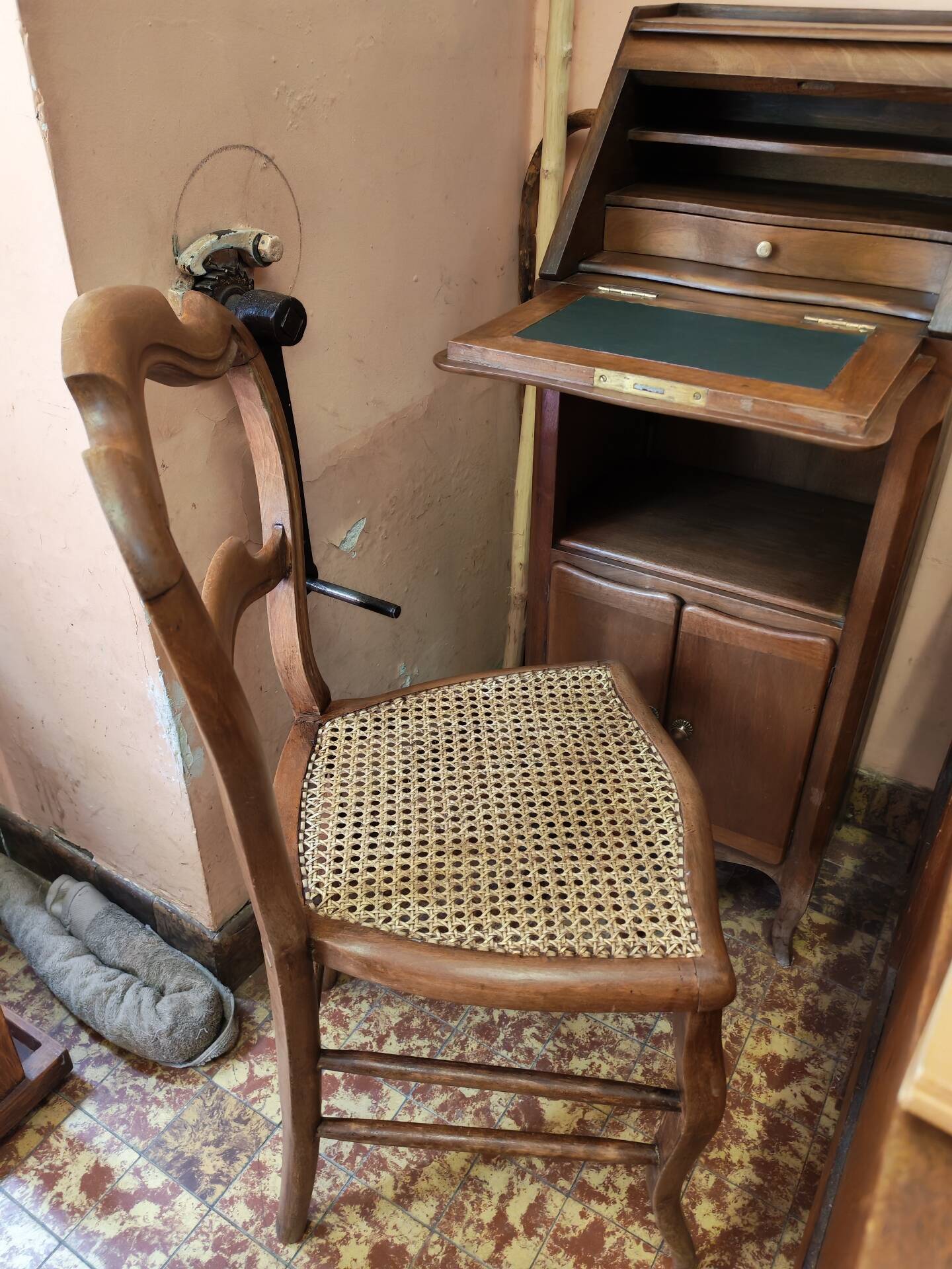 Set consisting of a small scriban desk and its antique chair.