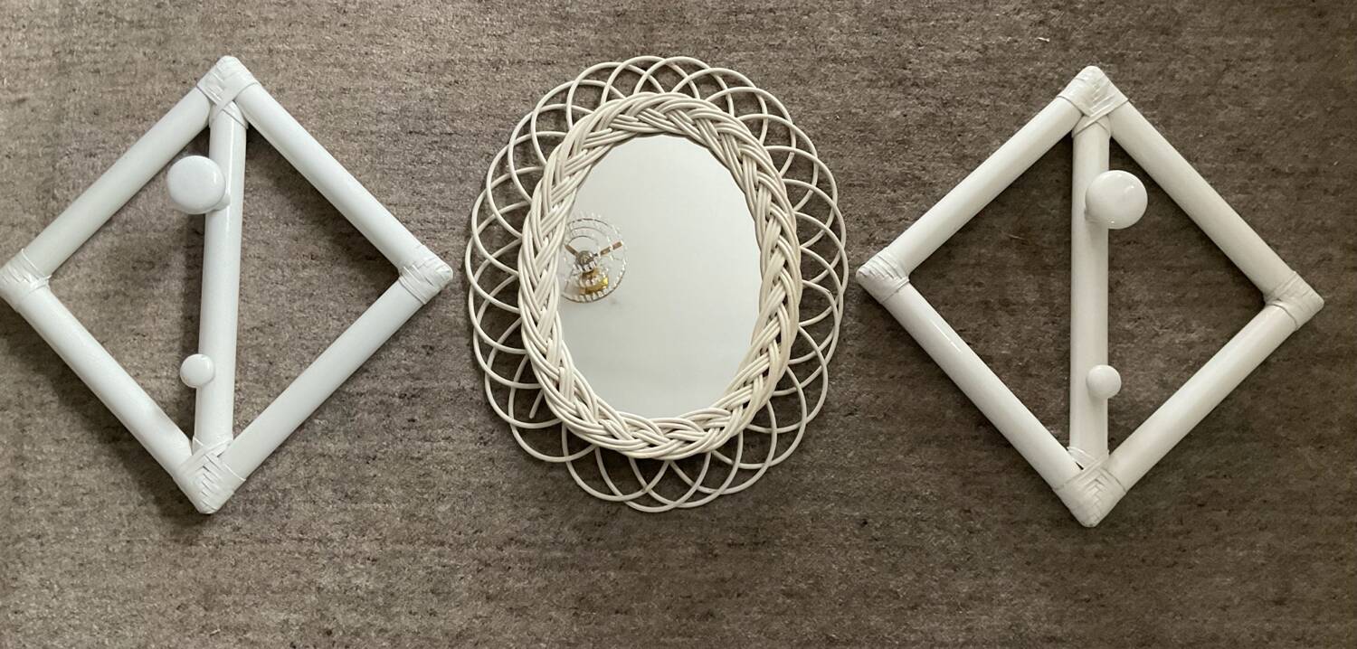 Rattan entrance set with mirror and 2 coat hooks.