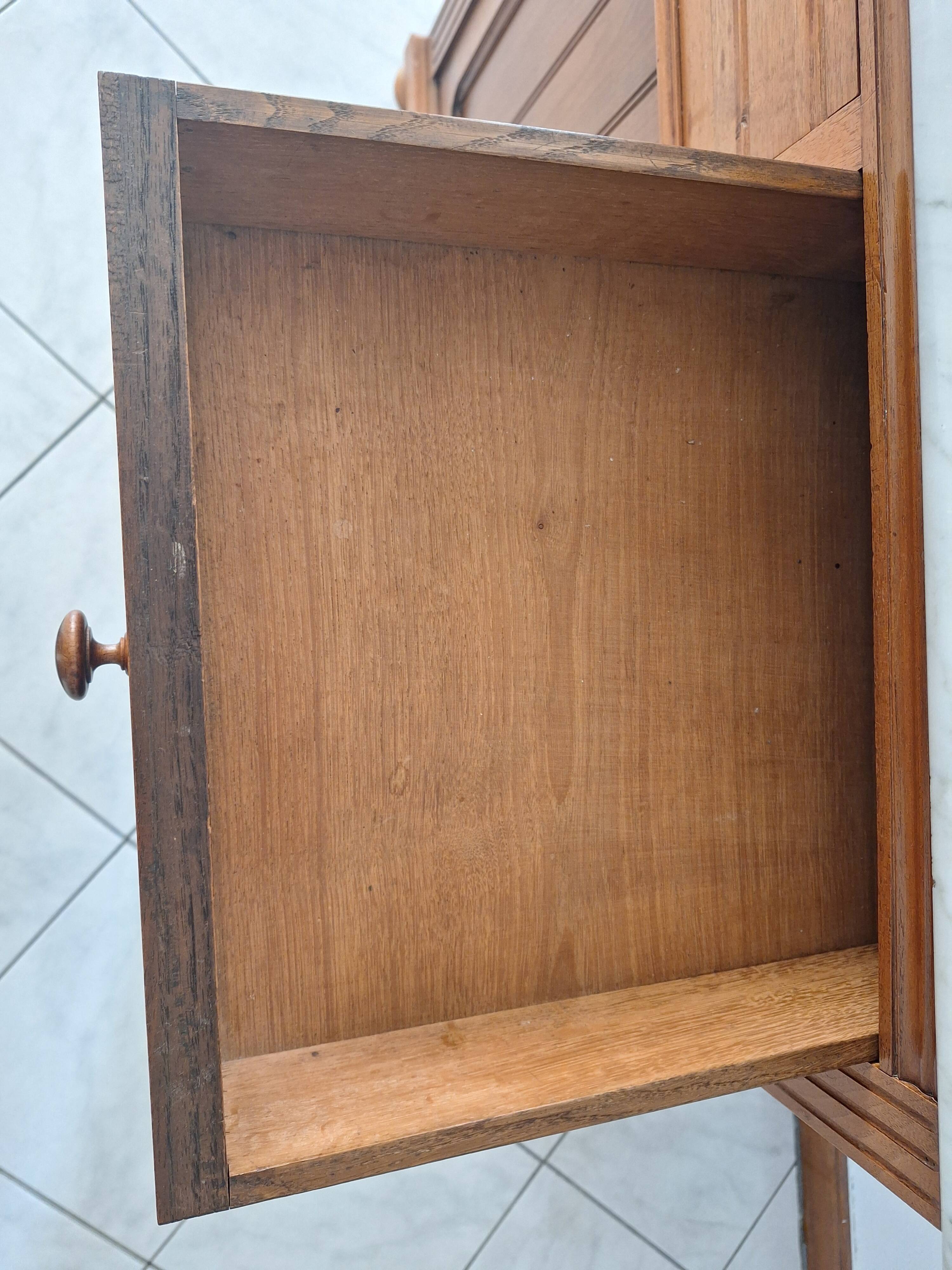 Ancien meuble de salle de bain avec marbre