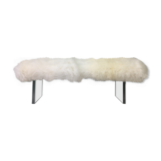 Banc ou ottoman en peau de mouton véritable blanche et sabots en acrylique pelucheux