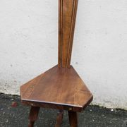 2 chaises à trois pieds en bois massif