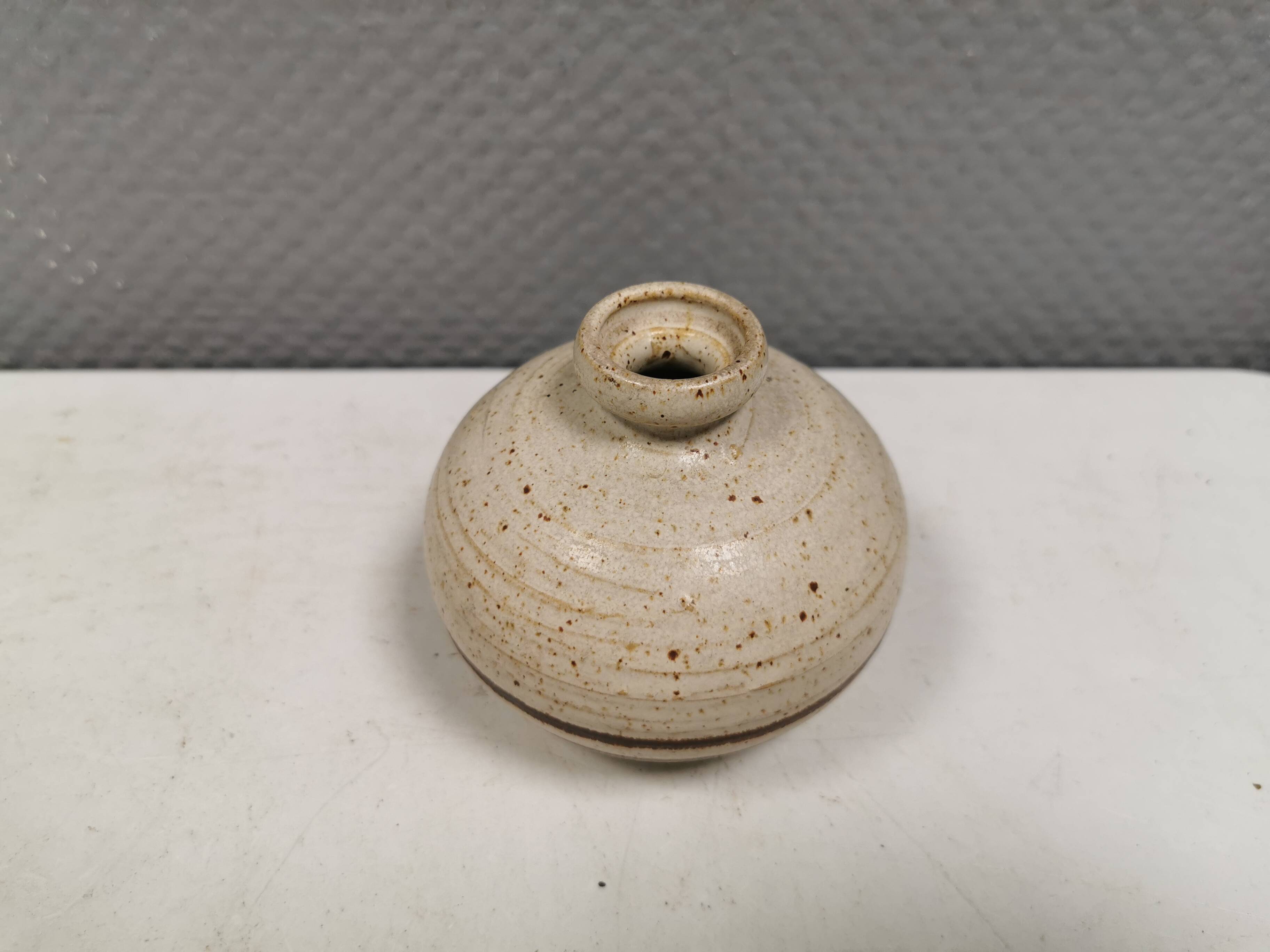 Petit vase sphérique, danois des années 1970-80.