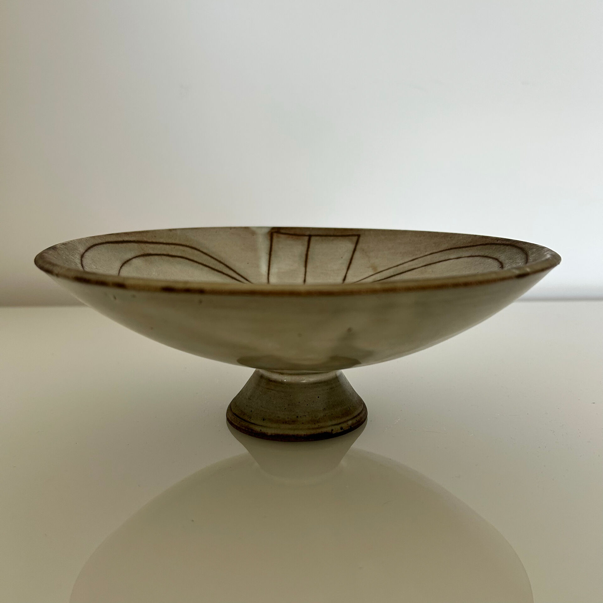 Coupe sur pied moderniste