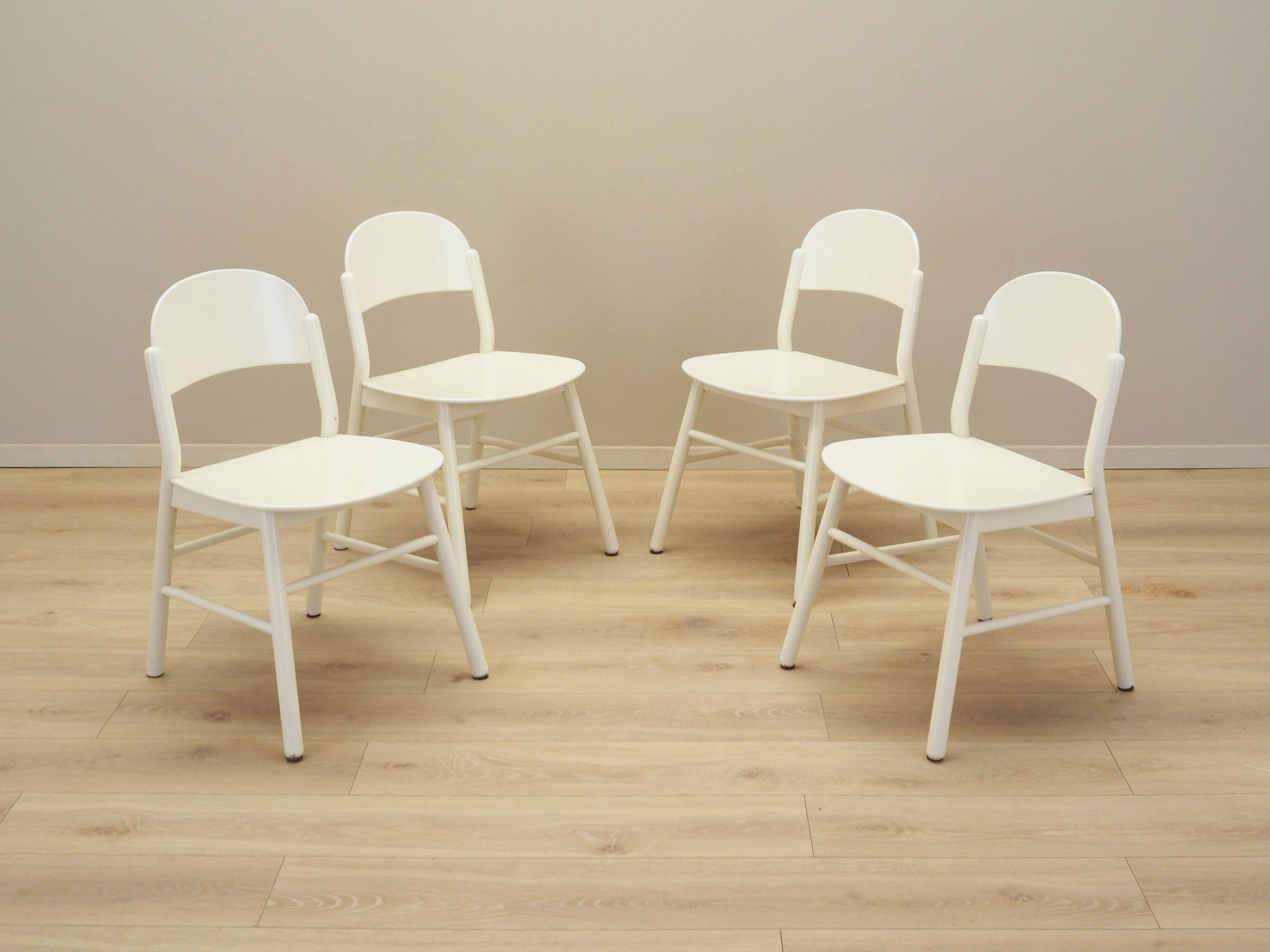 Ensemble de quatre chaises en hêtre, design italien, années 1970, production : Italie