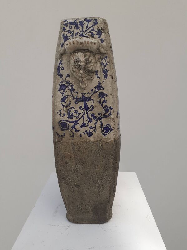 Vase avec émaillage bleu et blanc sur terre cuite