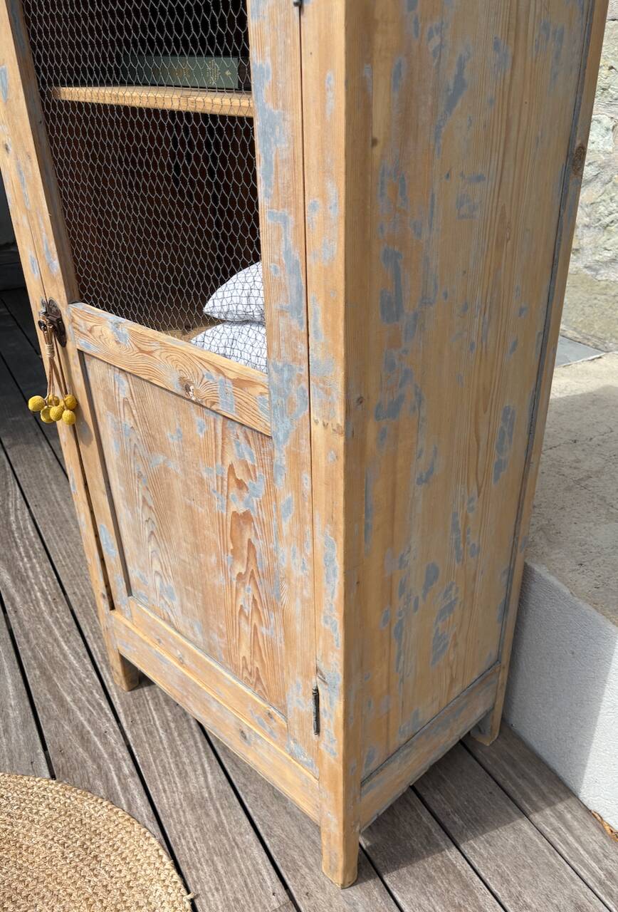 Parisian wardrobe in pine