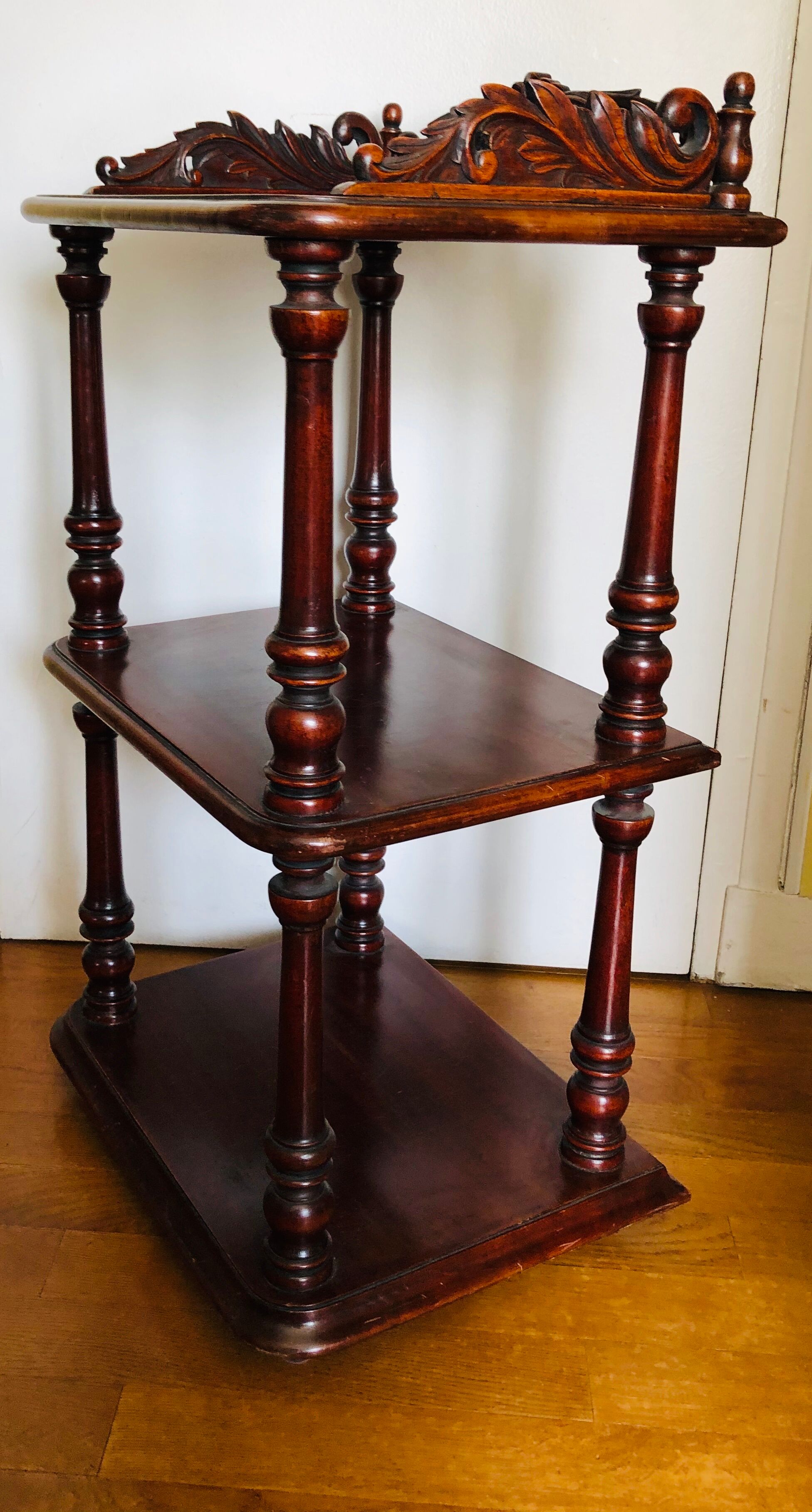 Etagère en bois sculpté