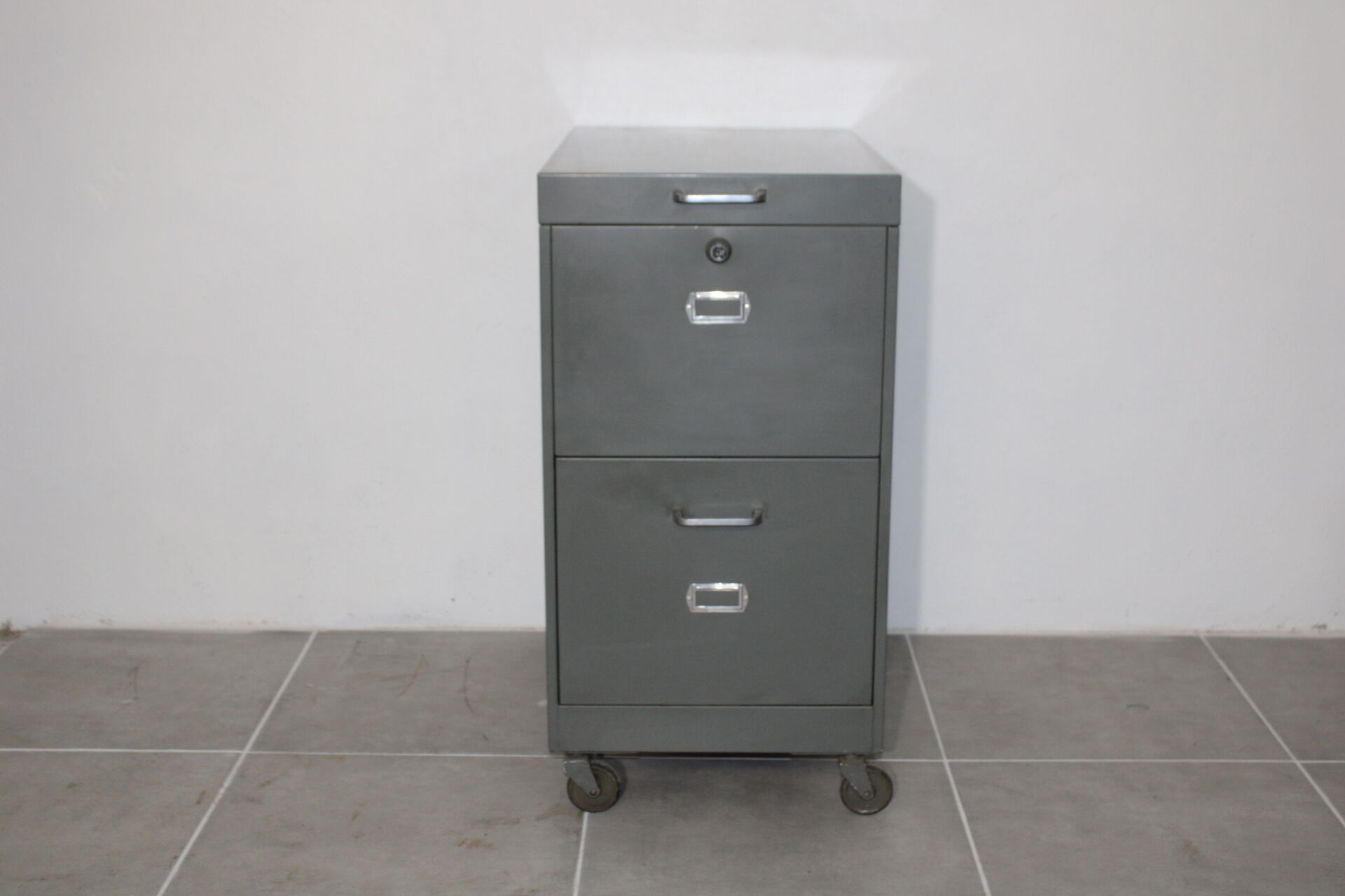 Industrial locker on wheels for hanging backrests
