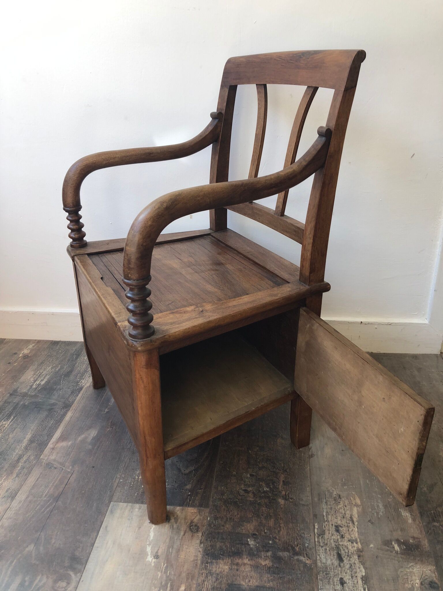 Pierced chair XIX in walnut
