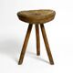 Tabouret en bois massif à trois pieds, sculpté à la main des années 1900, avec une patine fantastique.