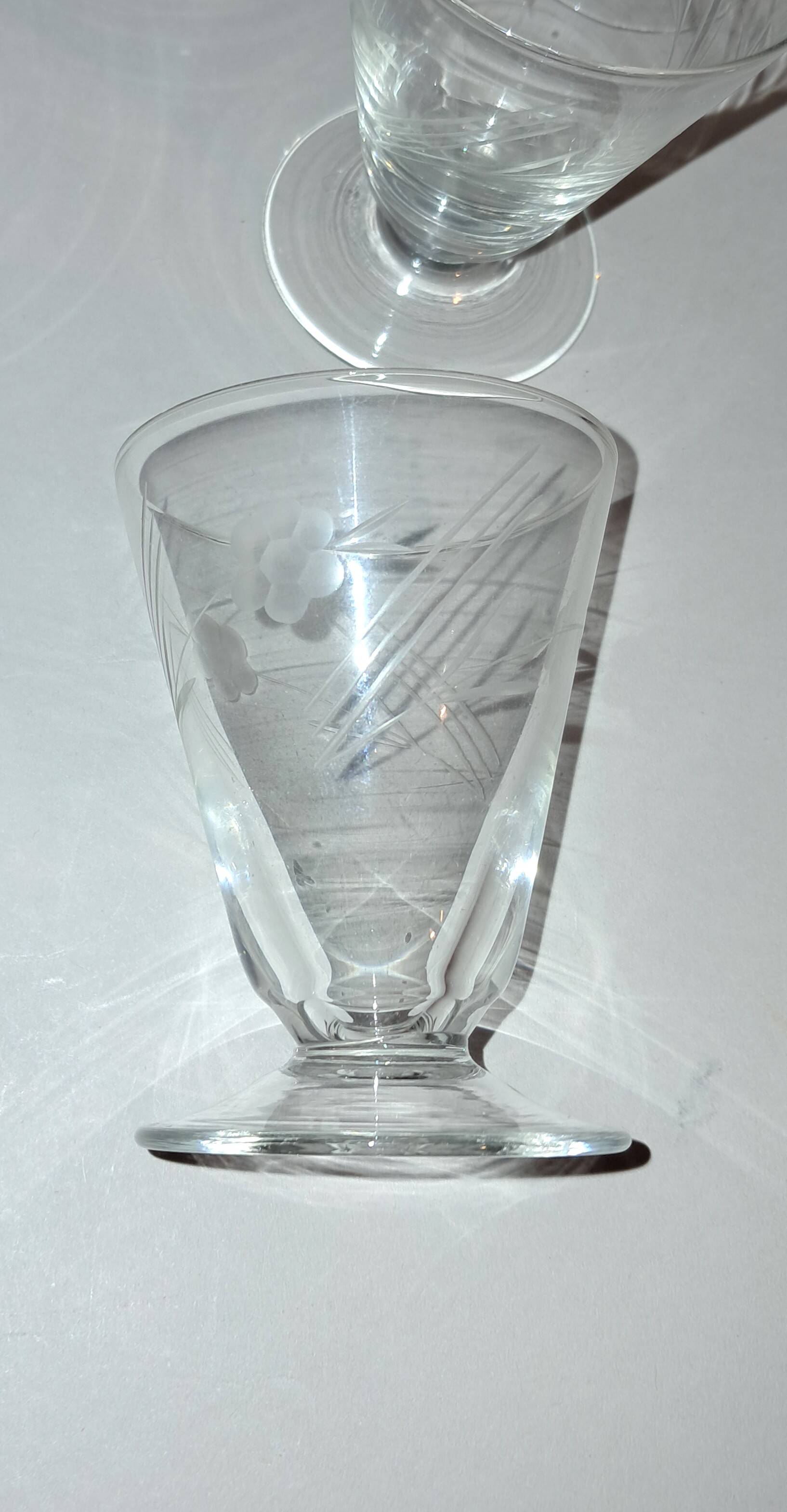 Set of 13 engraved glasses decorated with reeds and flowers, 1960.