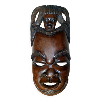 Visage énigmatique d'Afrique sculpté en bois d'ébène