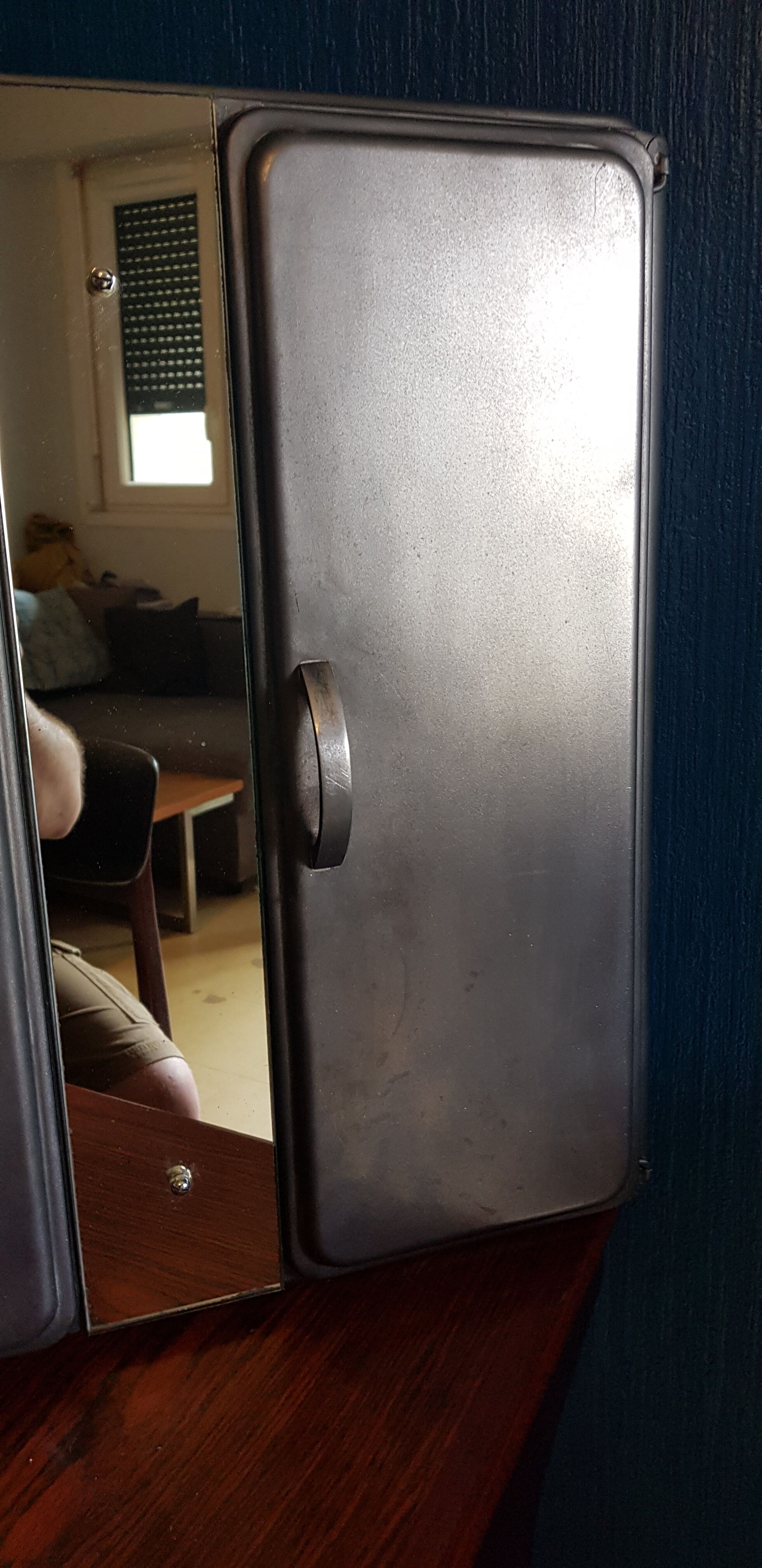 Medicine cabinet in waxed steel