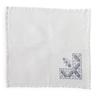 Embroidered tablecloth with 12 matching napkins