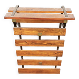 Wall-mounted coat rack in iron and wooden slats