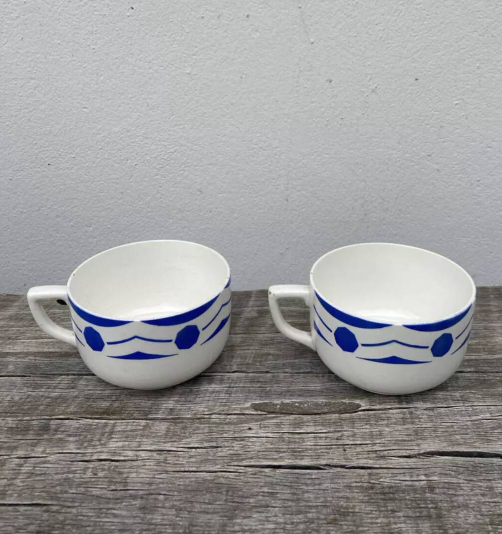 Duo de grandes tasses anciennes digoin