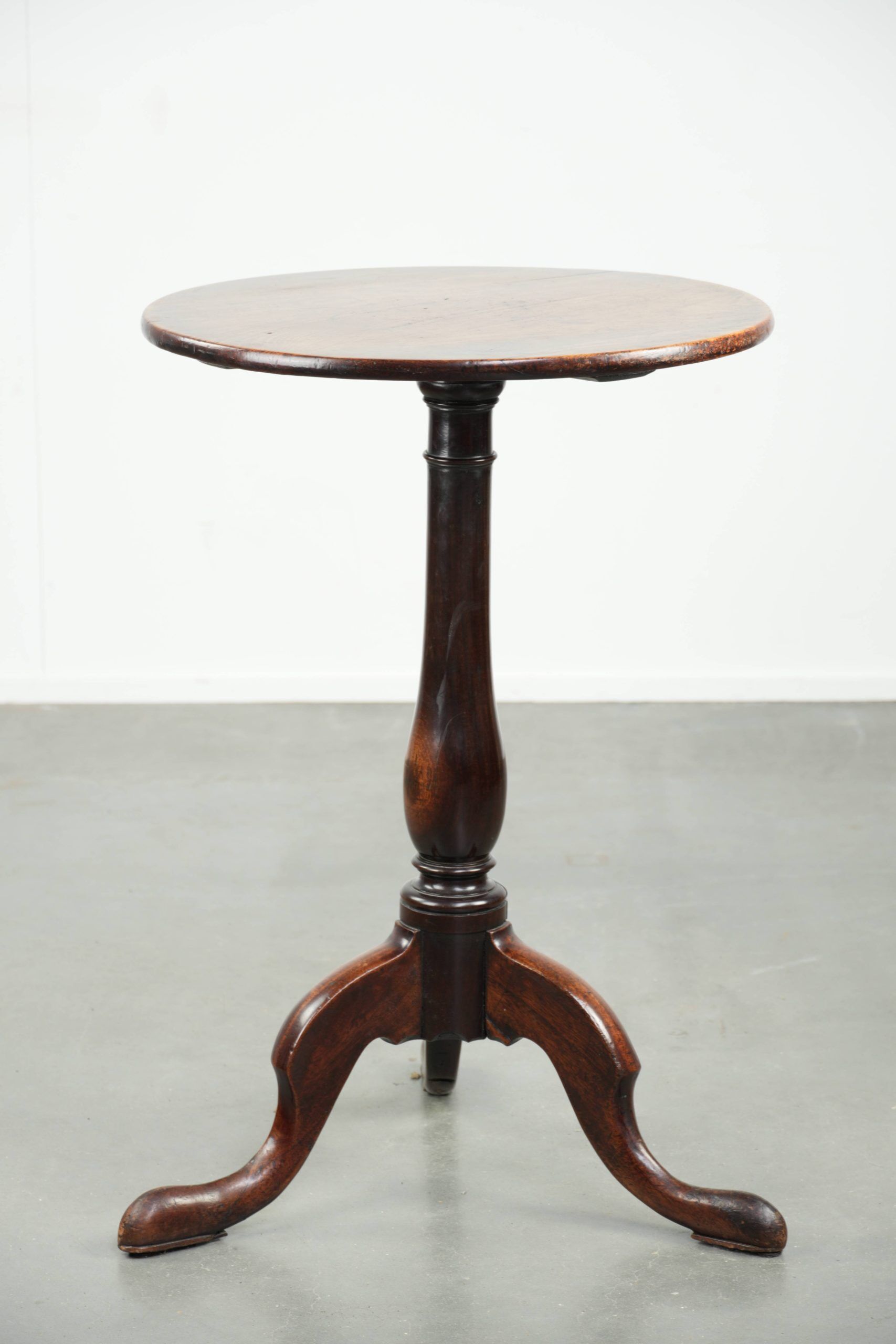 Round antique side/wine table from the late 18th century with a subtle foot