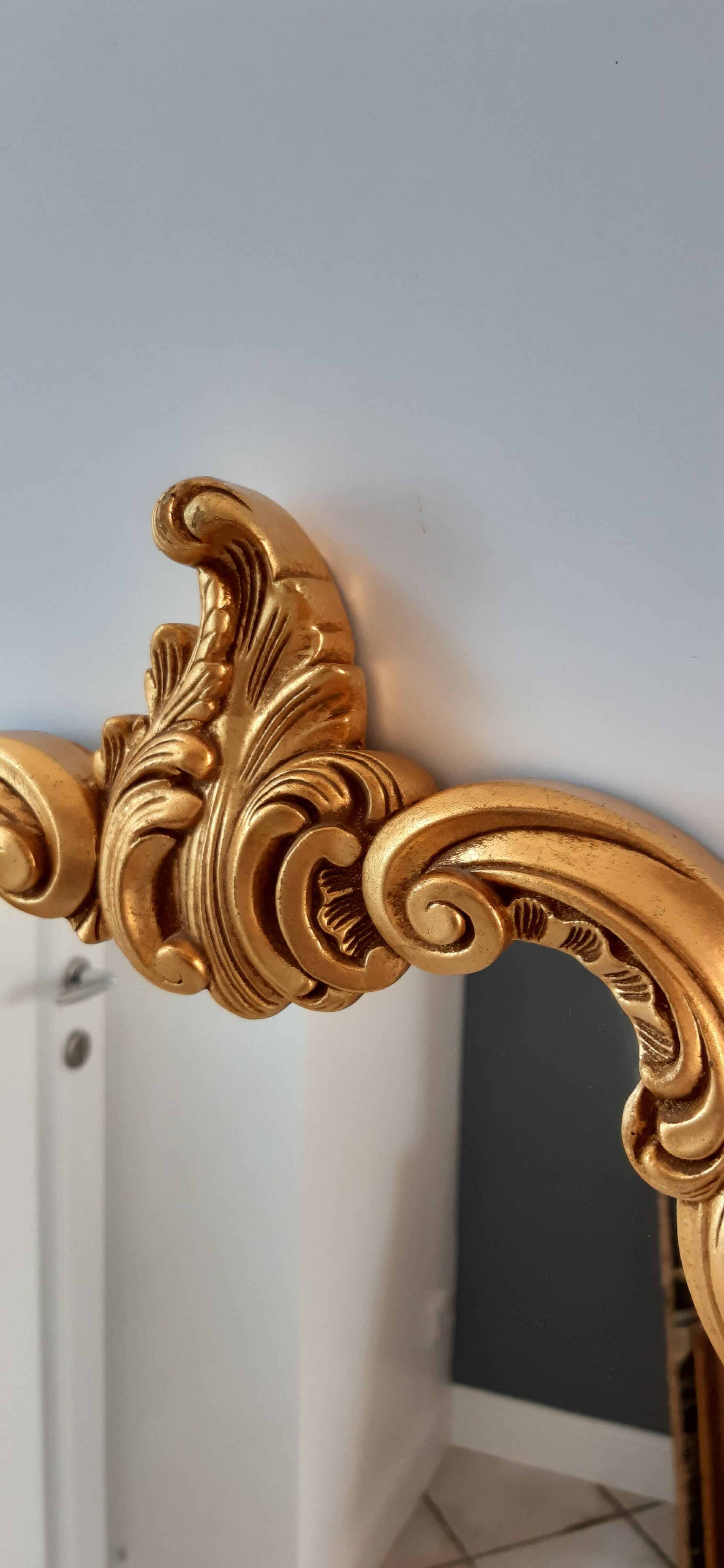 Miroir en en résine dorée années 50-60