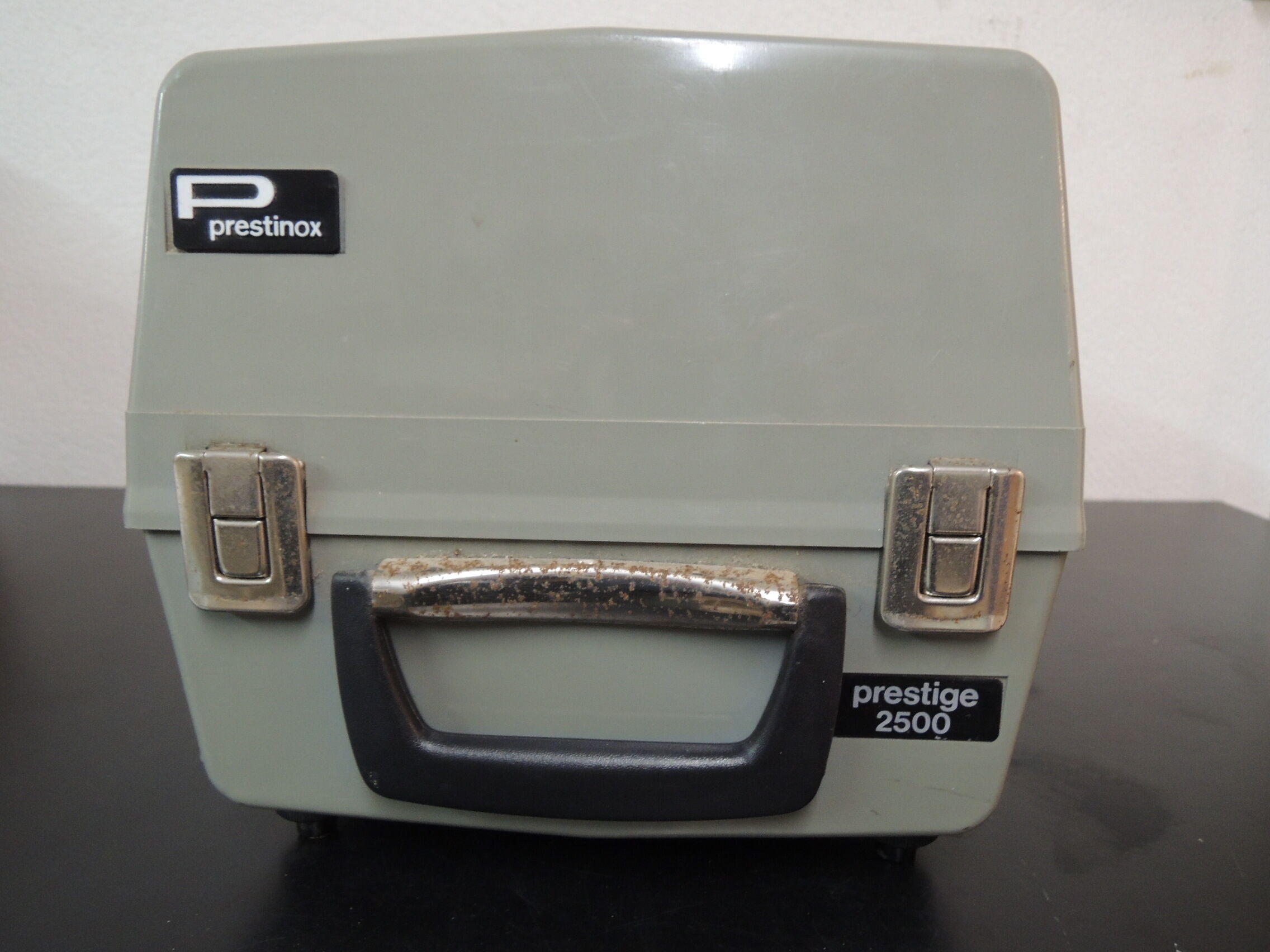 Prestrinox slide projector