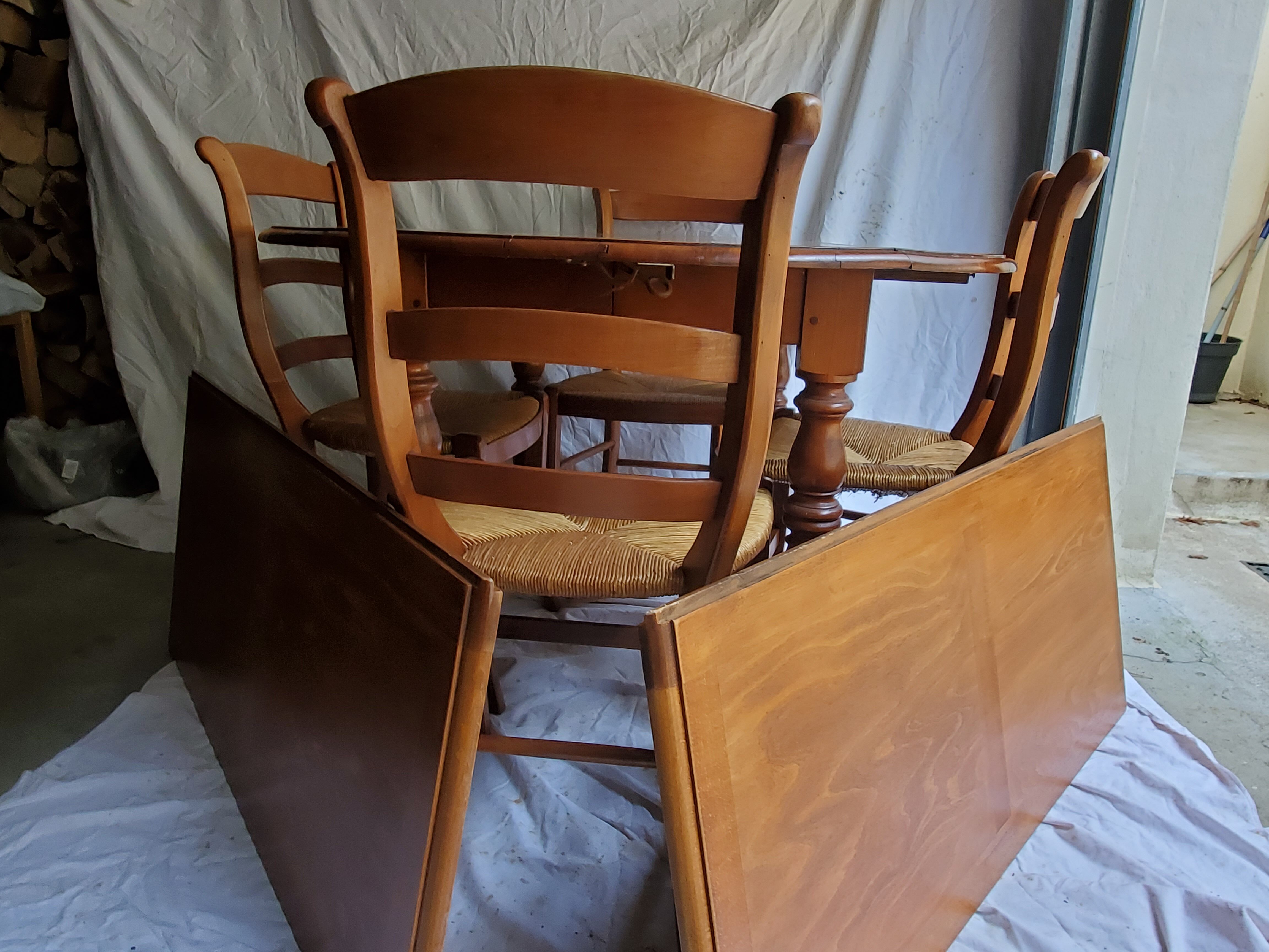 Round table, Louis Philippe style, antique patina, its 2 extensions and 4 chairs