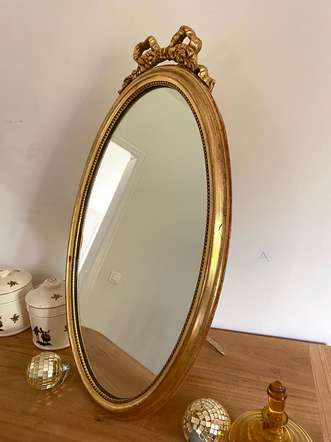 Miroir ovale sur pied du XIXe siècle