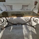 Table basse fer forgé 1950 vec plateau en verre eglomisé