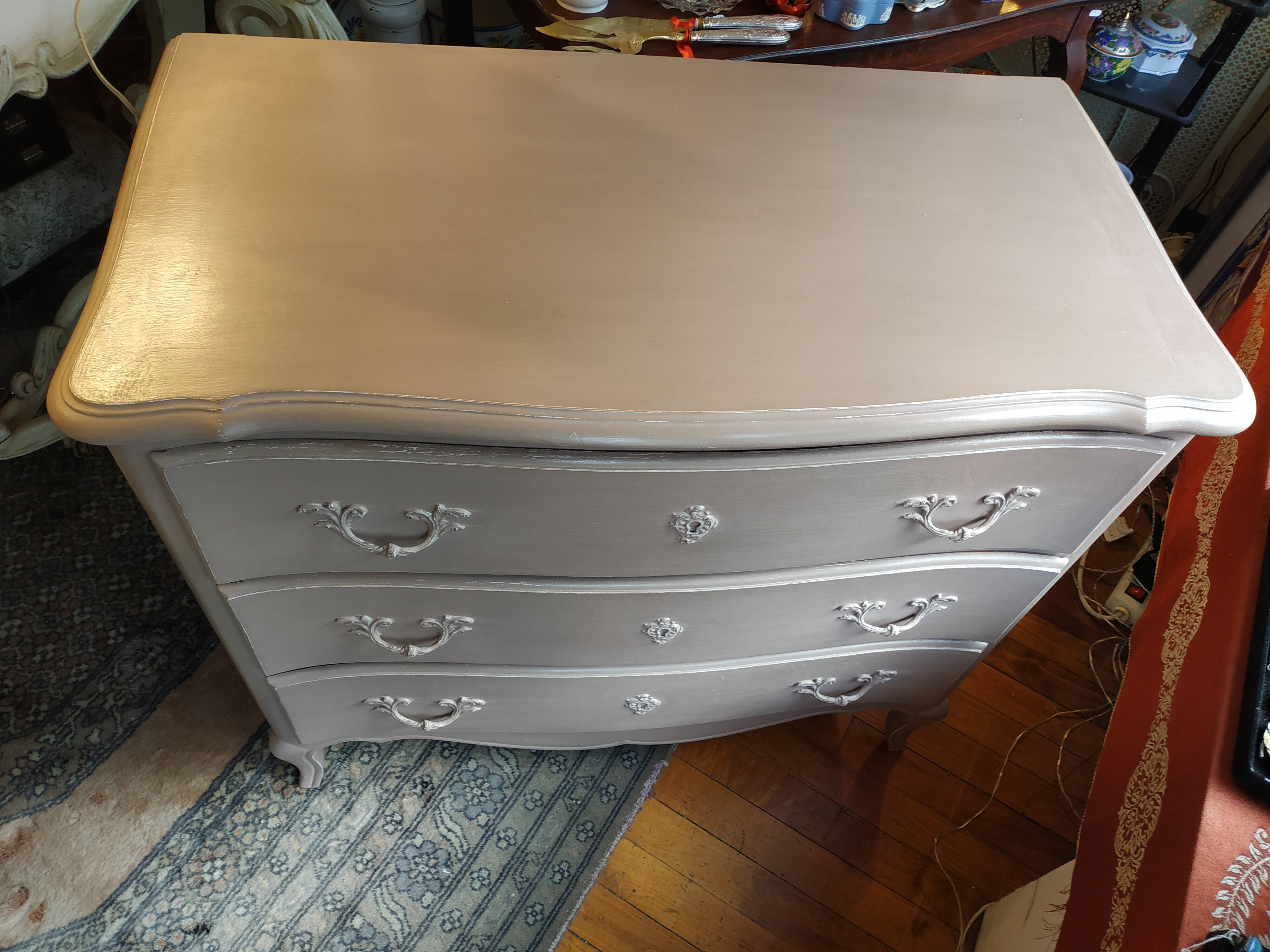 Commodity Louis XV-style