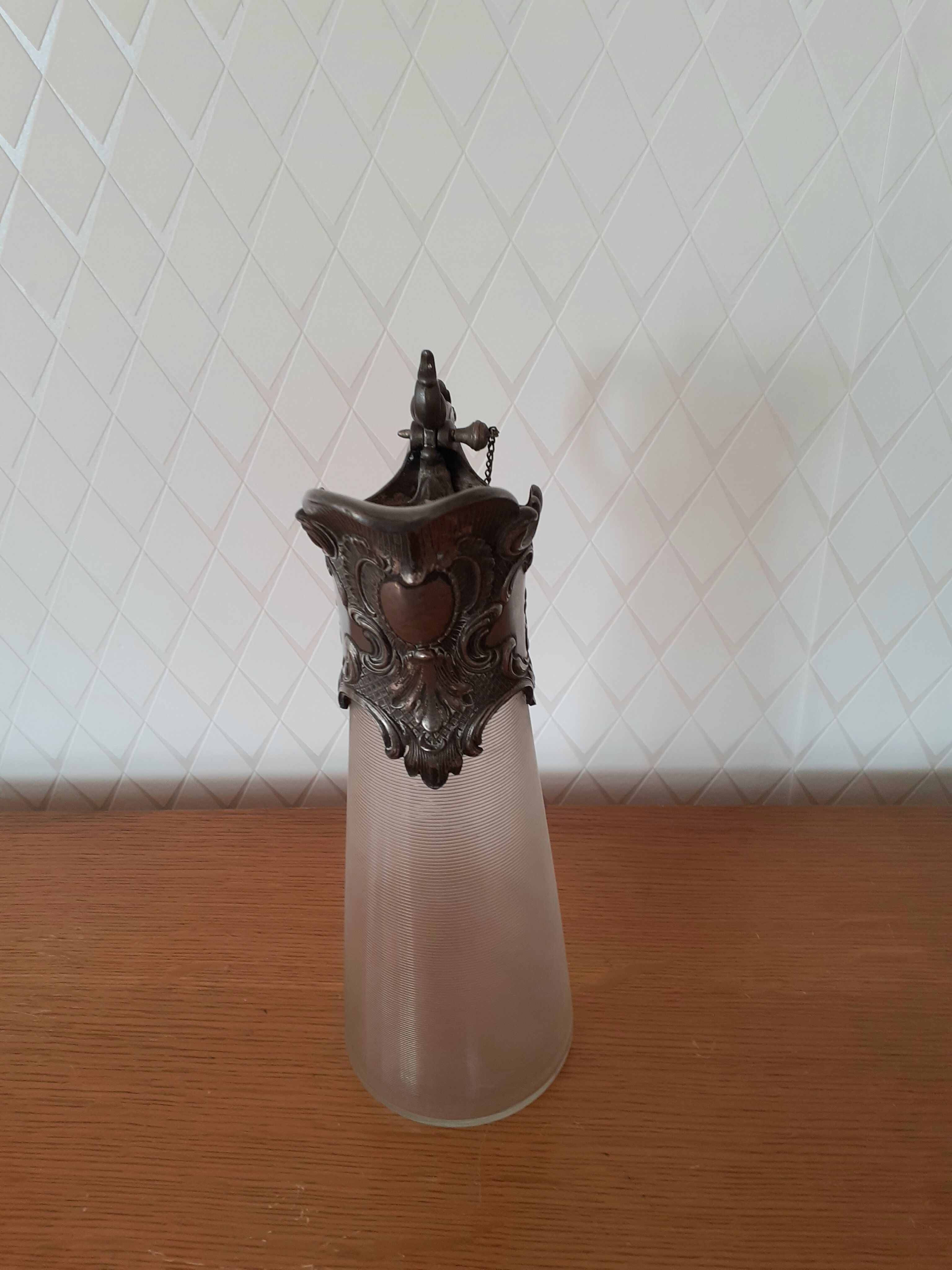 Aiguière ancienne en verre et étain