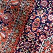 Tapis médaillon en laine vintage des années 1940, rouge et marine, 206 × 320 cm