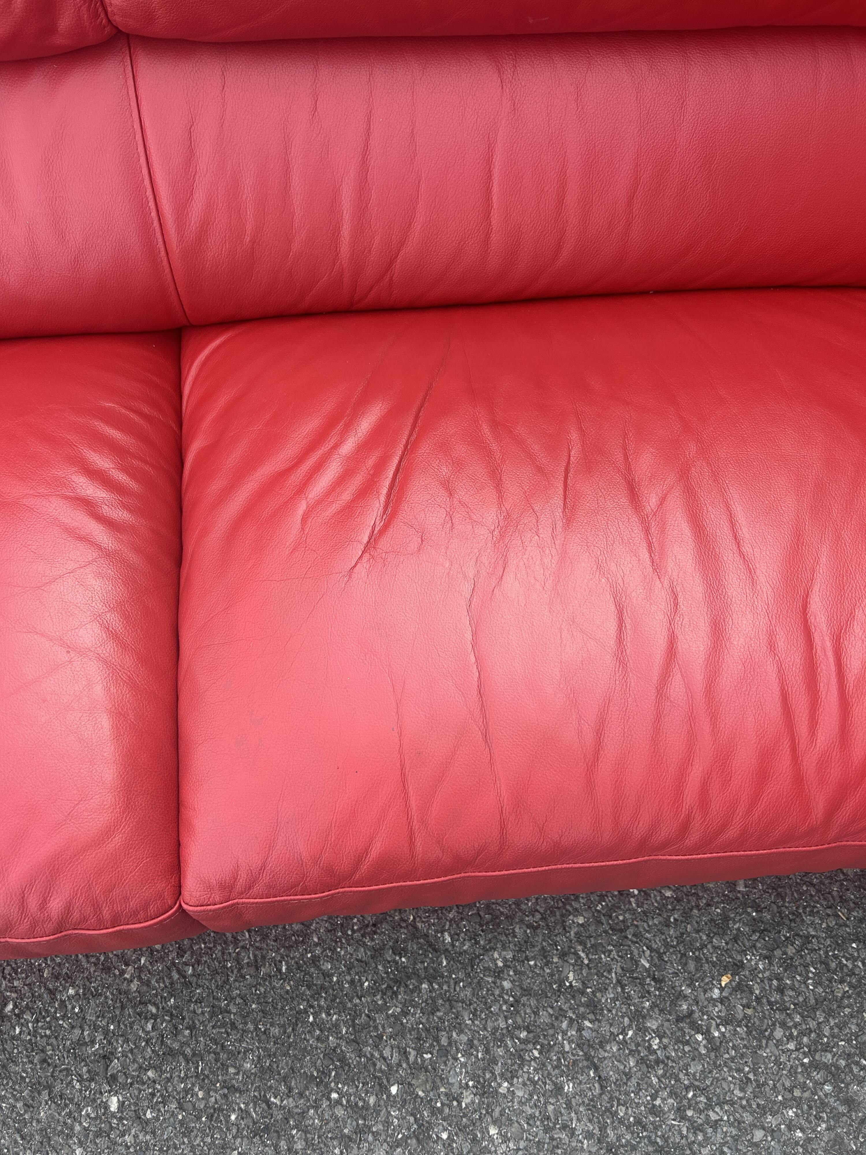 Three-seater red full-grain leather sofa – Vintage Italian design from the years.