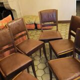 Table en noyer massif année 1930, pied central et 6 chaises en cuir cloutés