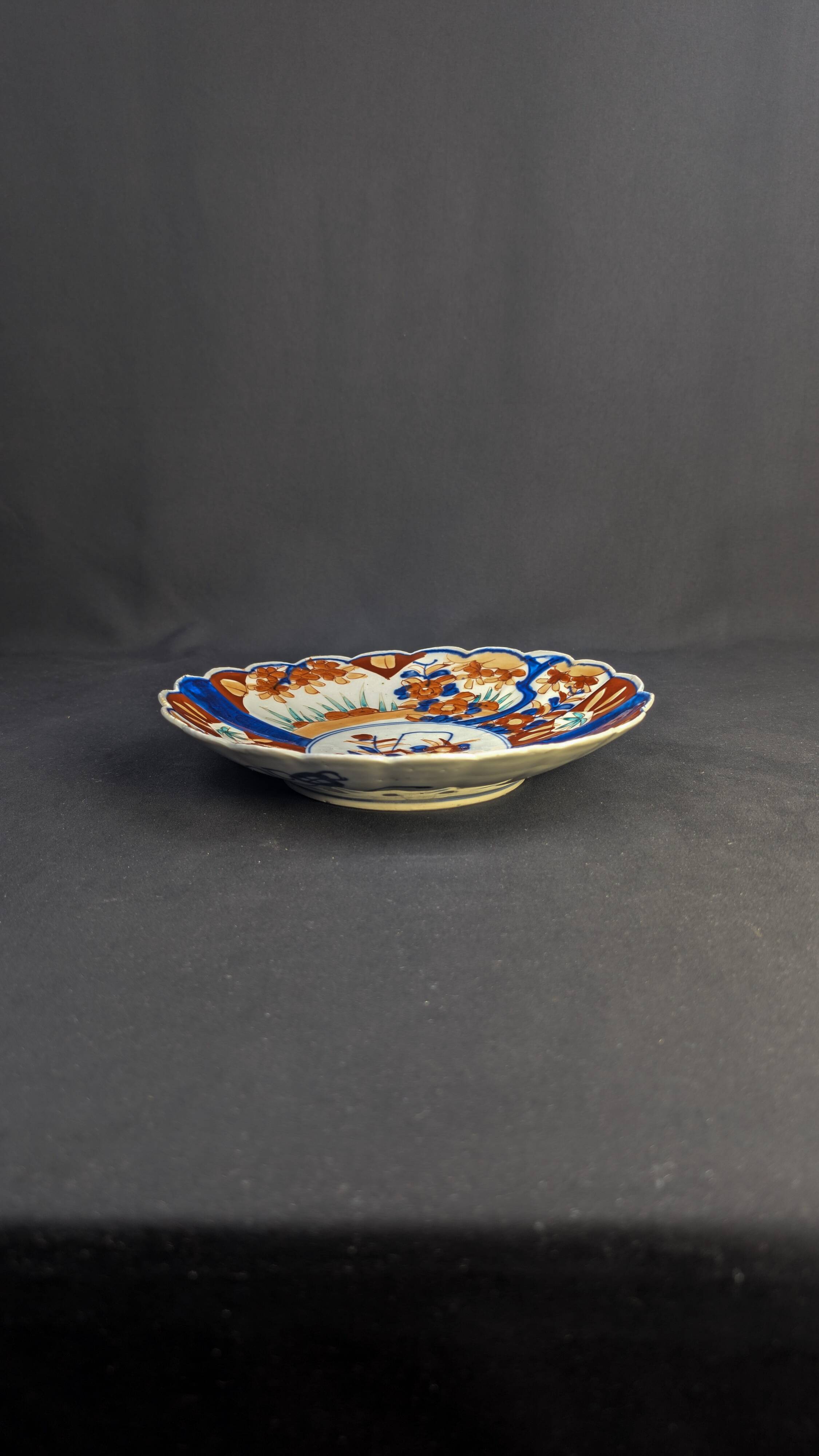 Imari porcelain plate with Japanese-style floral decoration, late 19th century