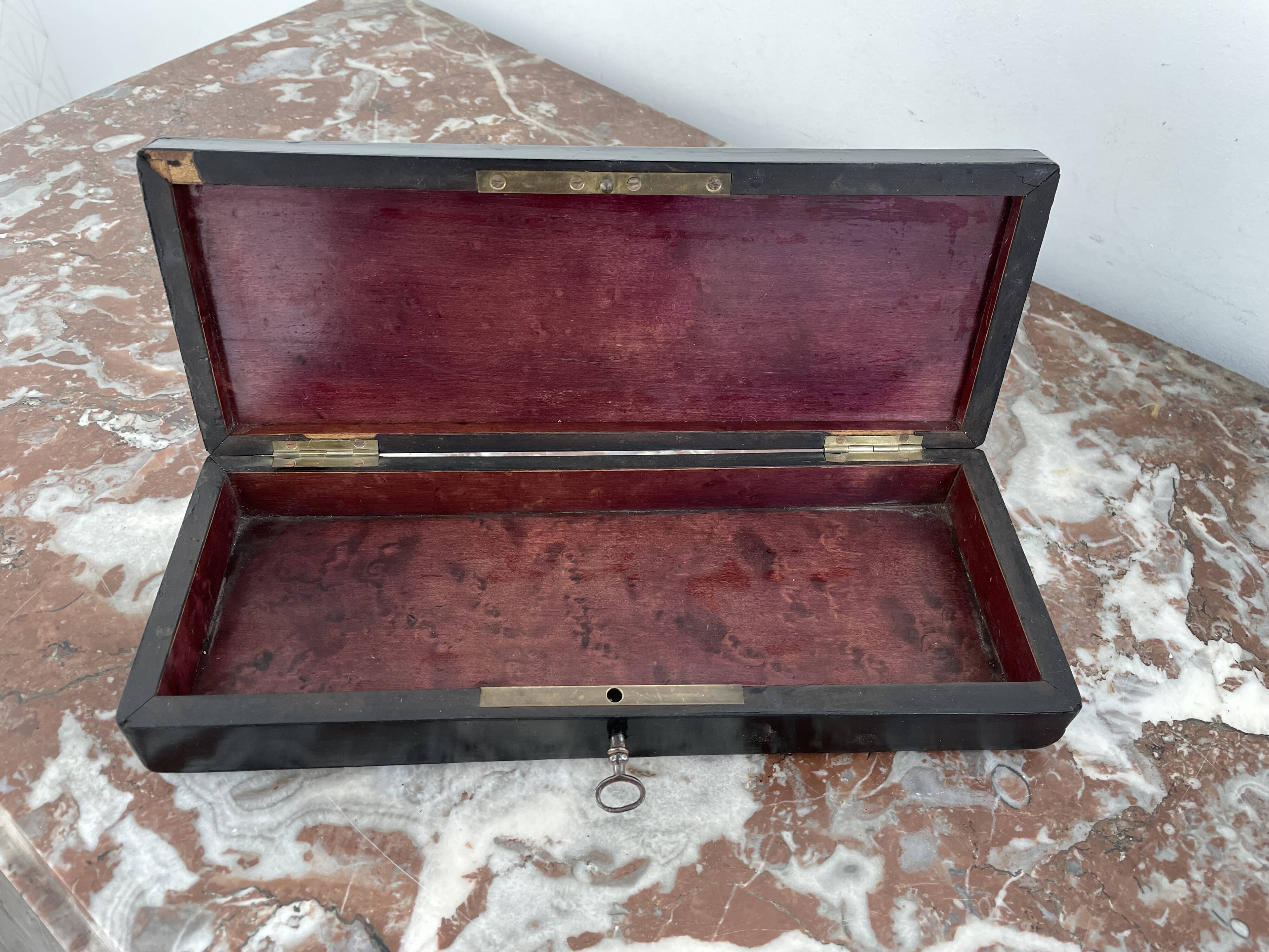 Boîte à gants, Napoléon III, bois précieux, laiton, nacre, placage d'ébène noirci, clé
