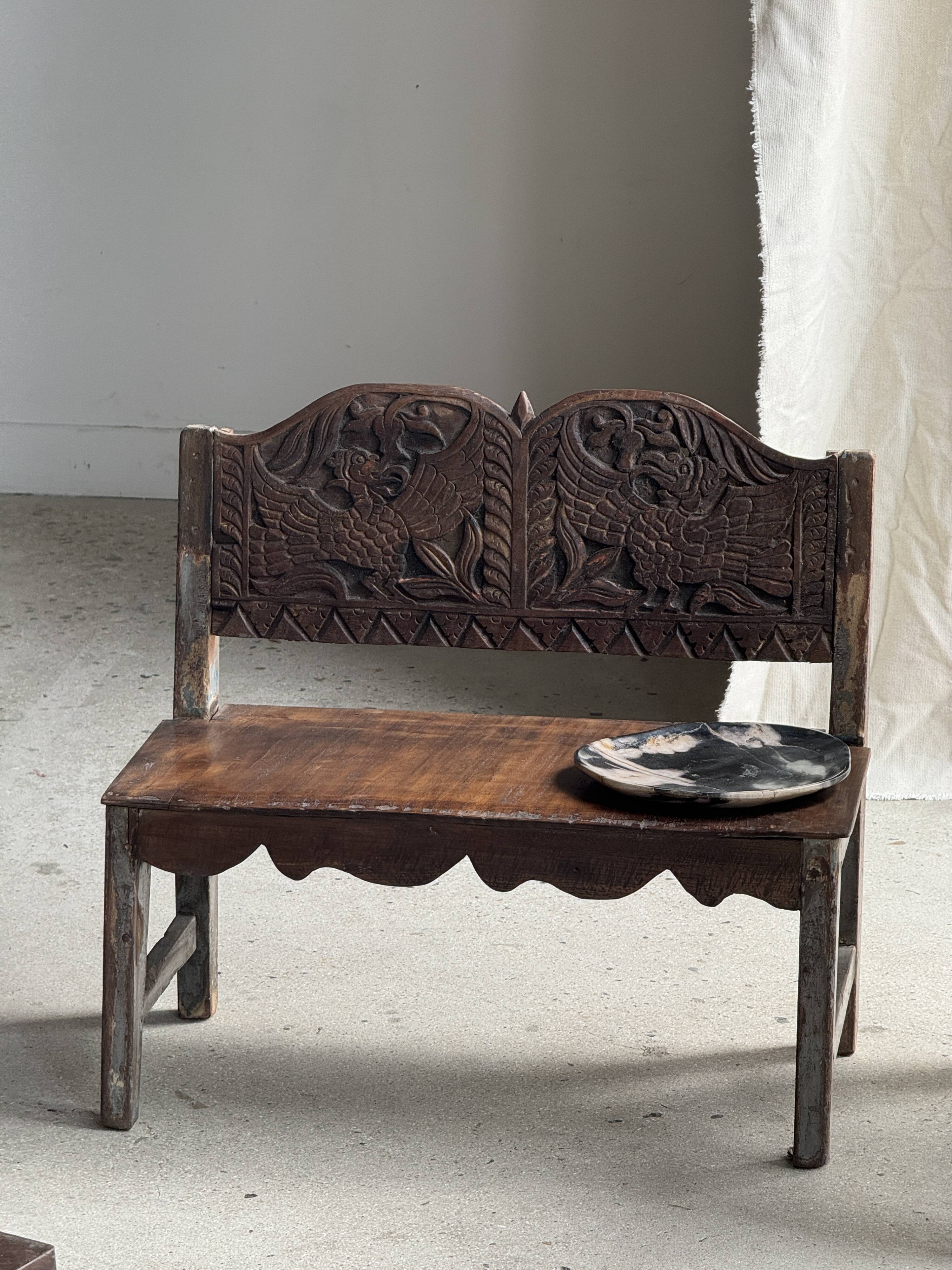 Mini banc à dossier sculpté à motif d'oiseaux stylisés H58 L61
