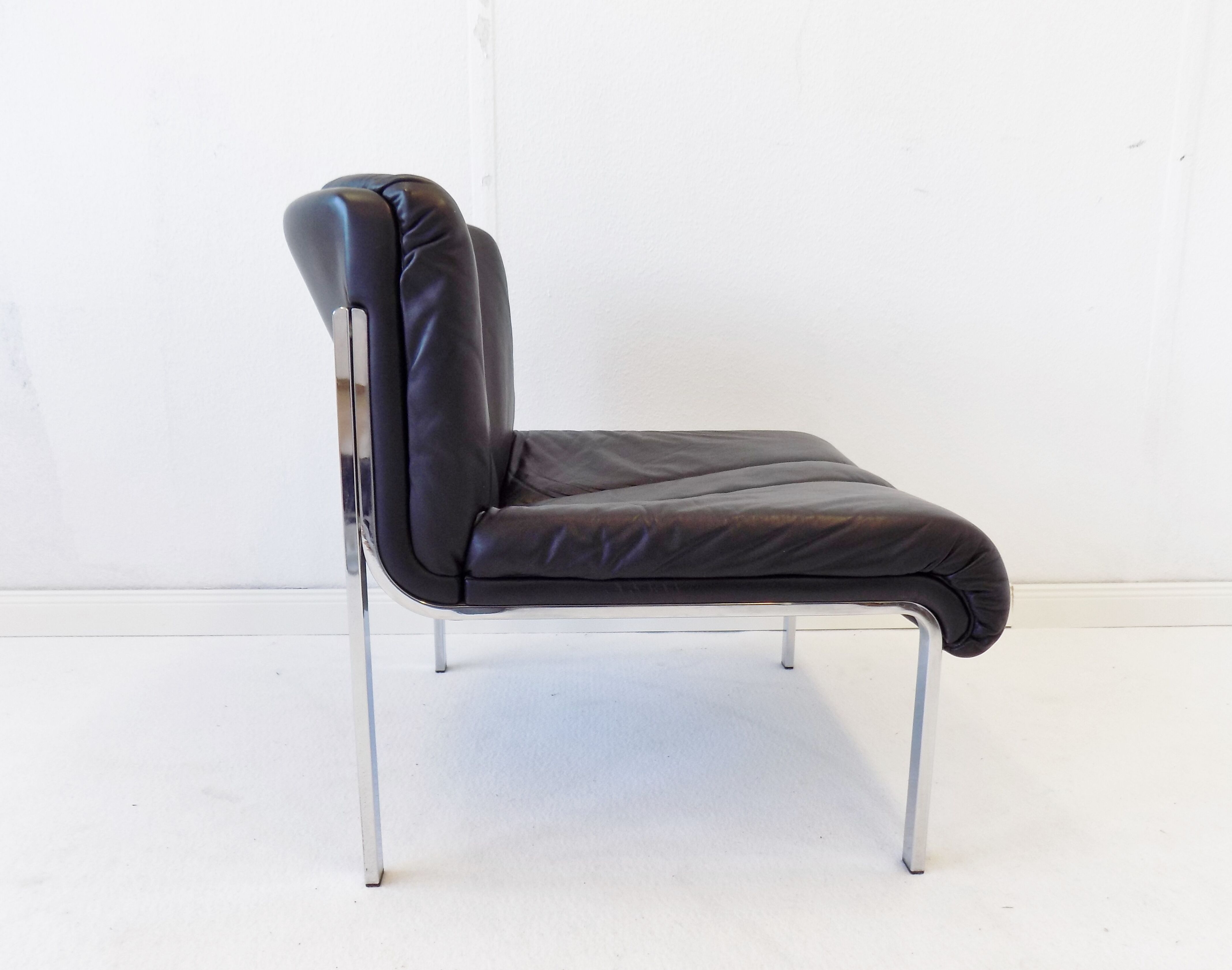 Girsberger Eurochair set of 2 black leather lounge chairs