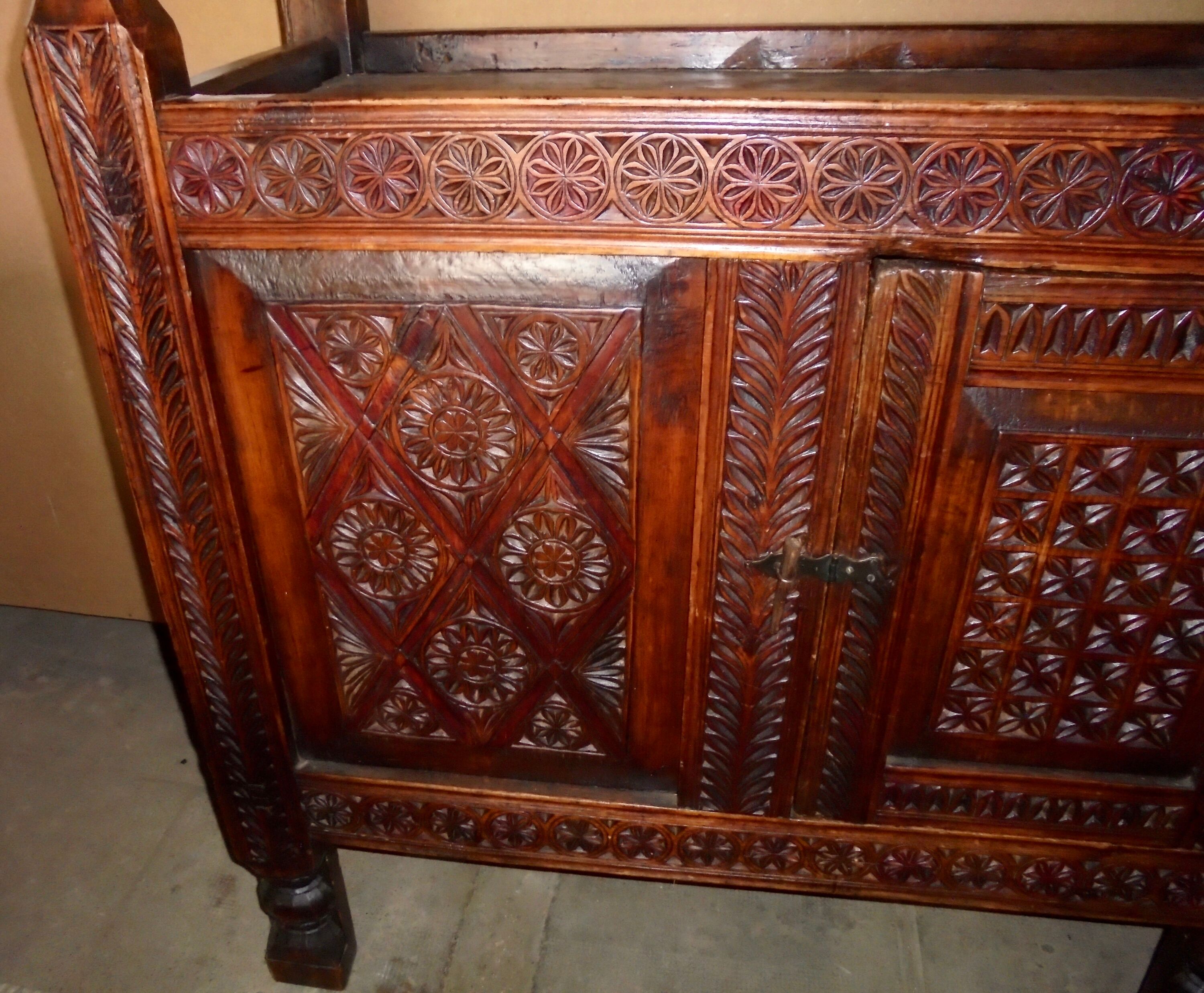 Coffre de mariage Afghan XIXé meuble d'art populaire bois sculpté