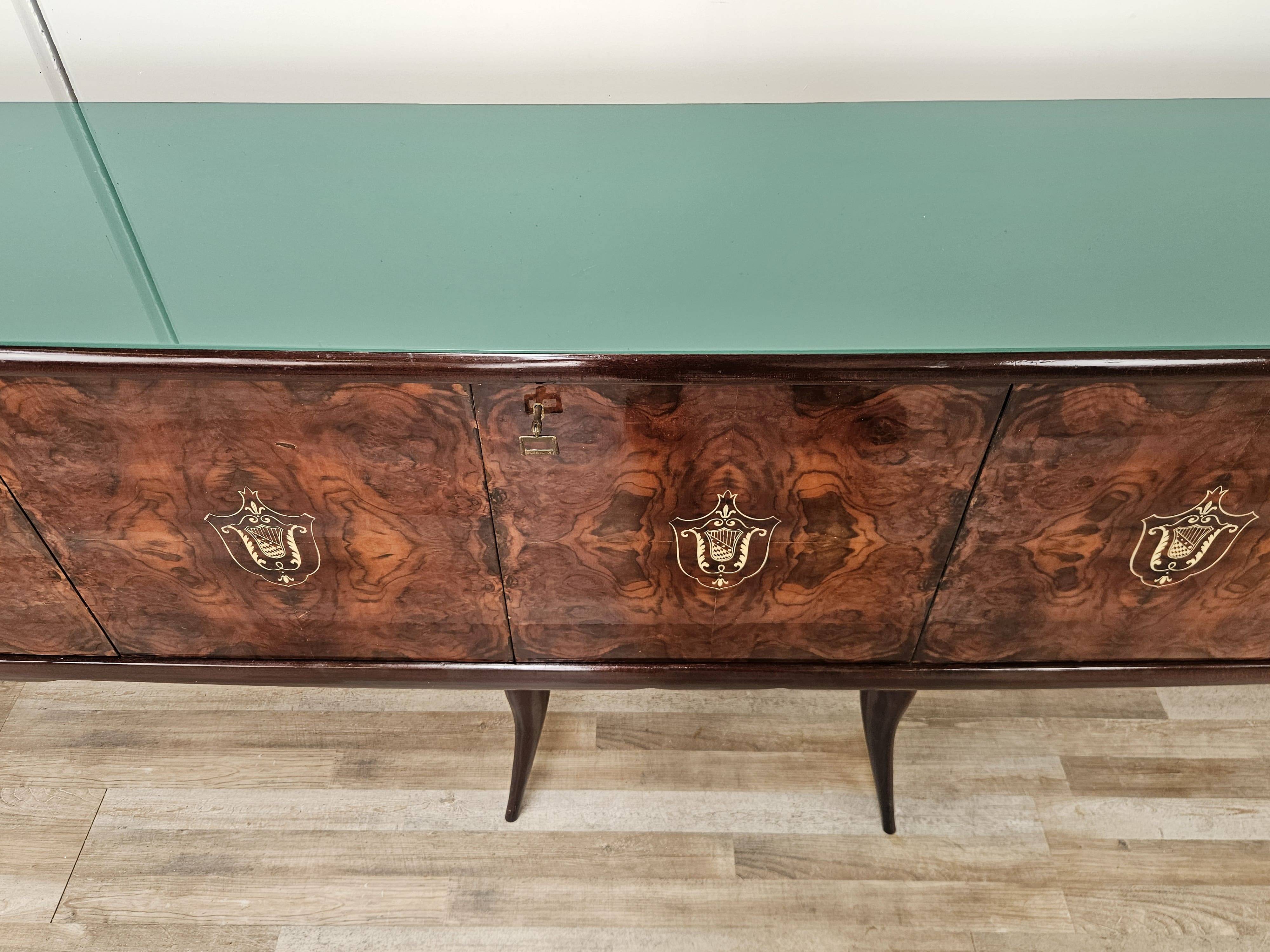 Buffet en acajou du milieu du siècle avec verre teal et compartiments avec tiroir.