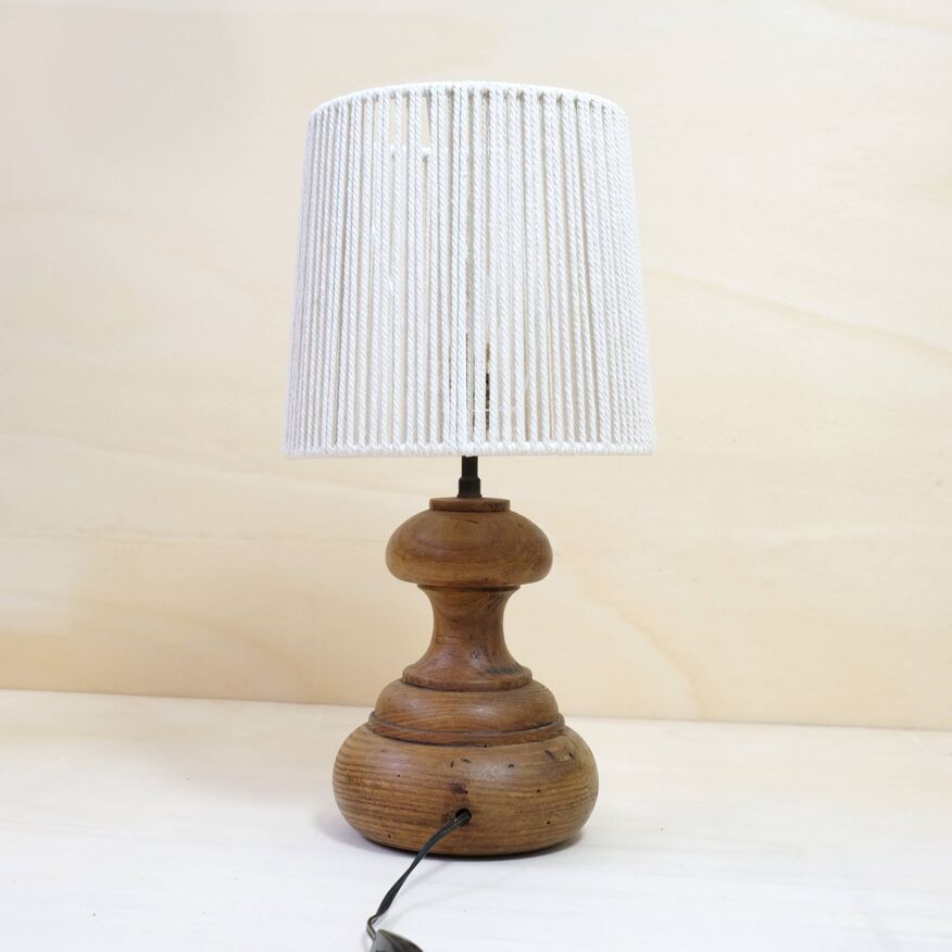 Petite lampe en bois et son abat-jour en corde. — Lamp and co