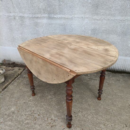 Folding round table
