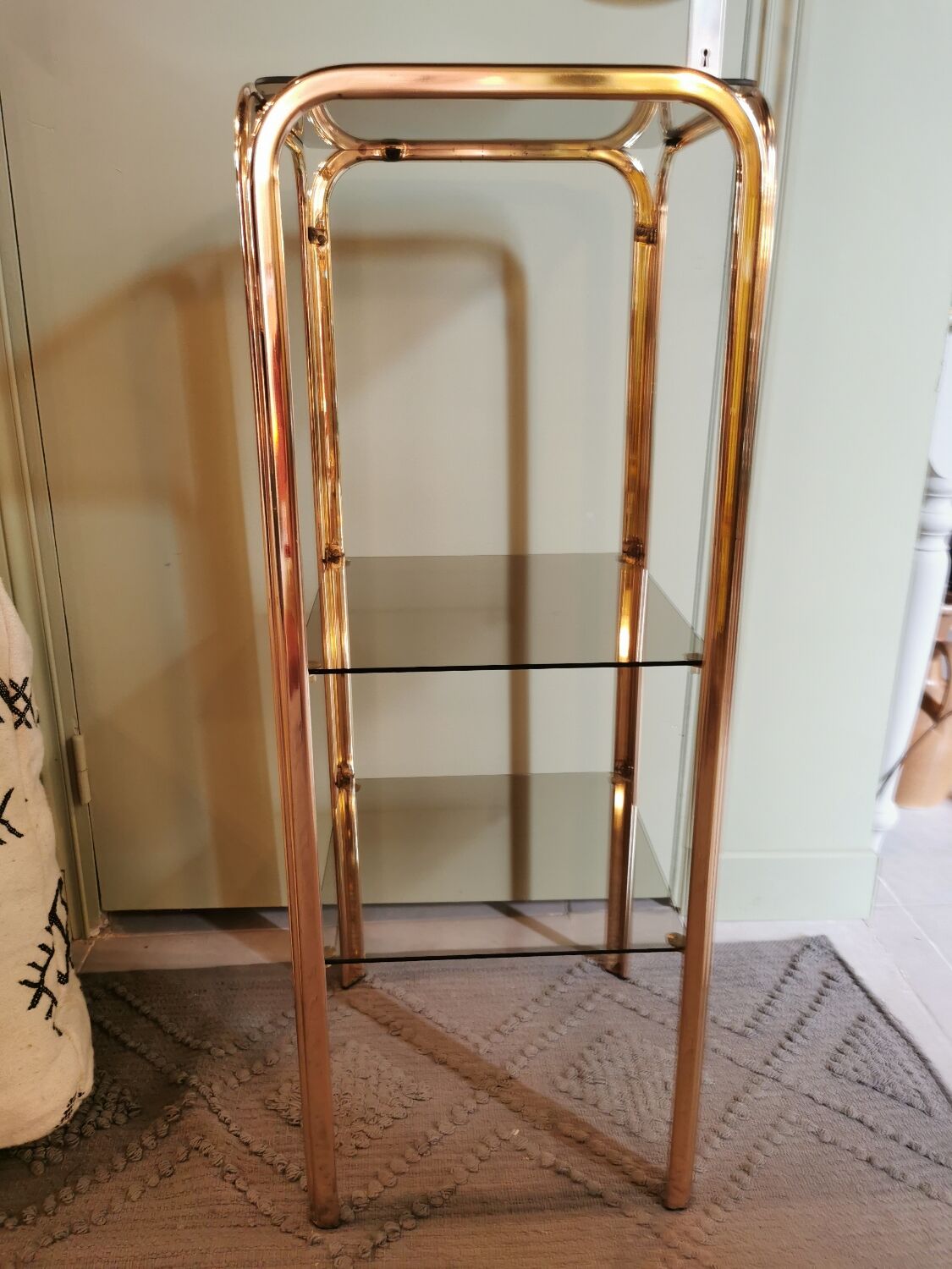 Étagère vintage métal doré et verre fumé