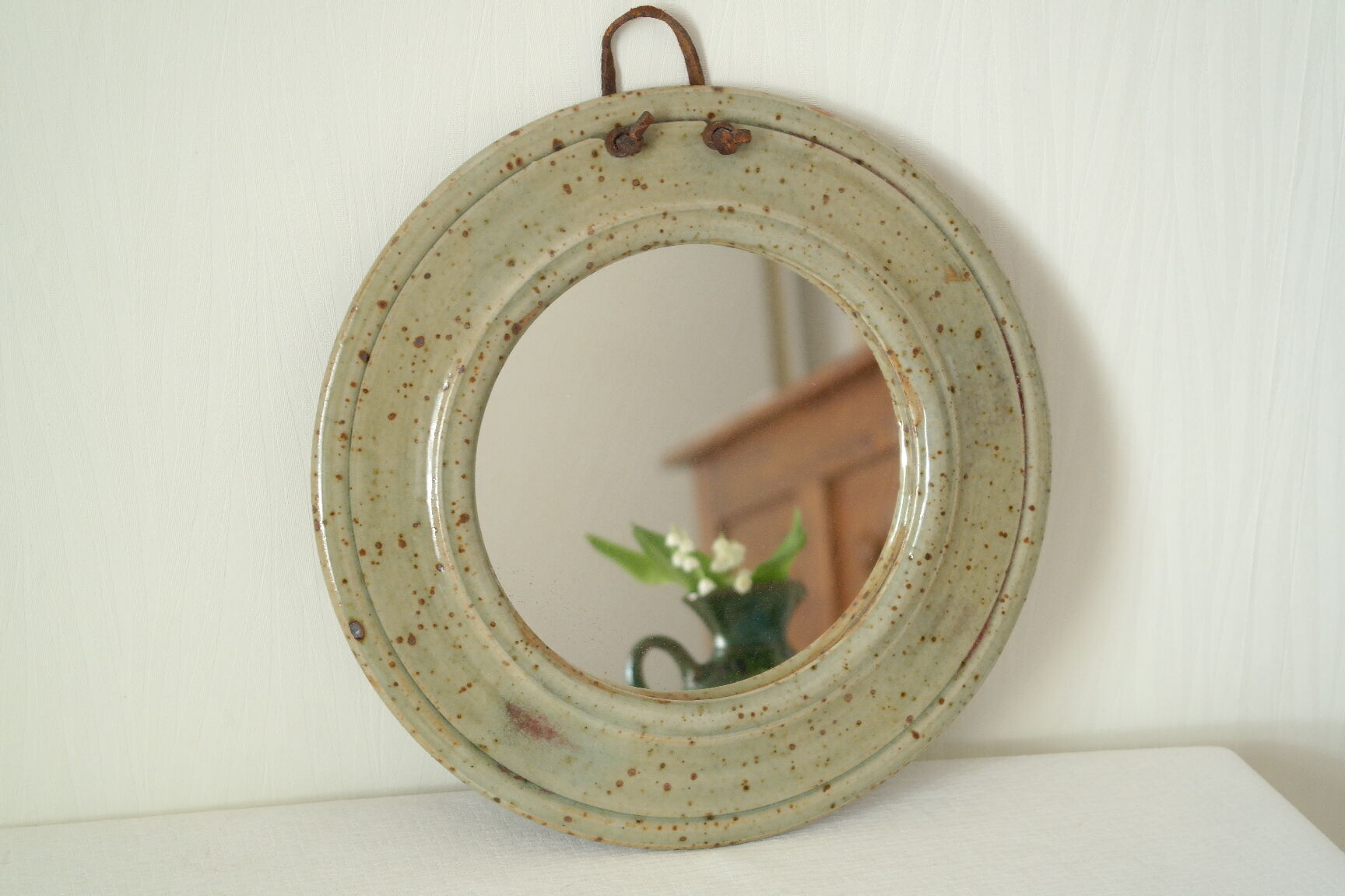Artisanal round mirror in vintage green sandstone signed